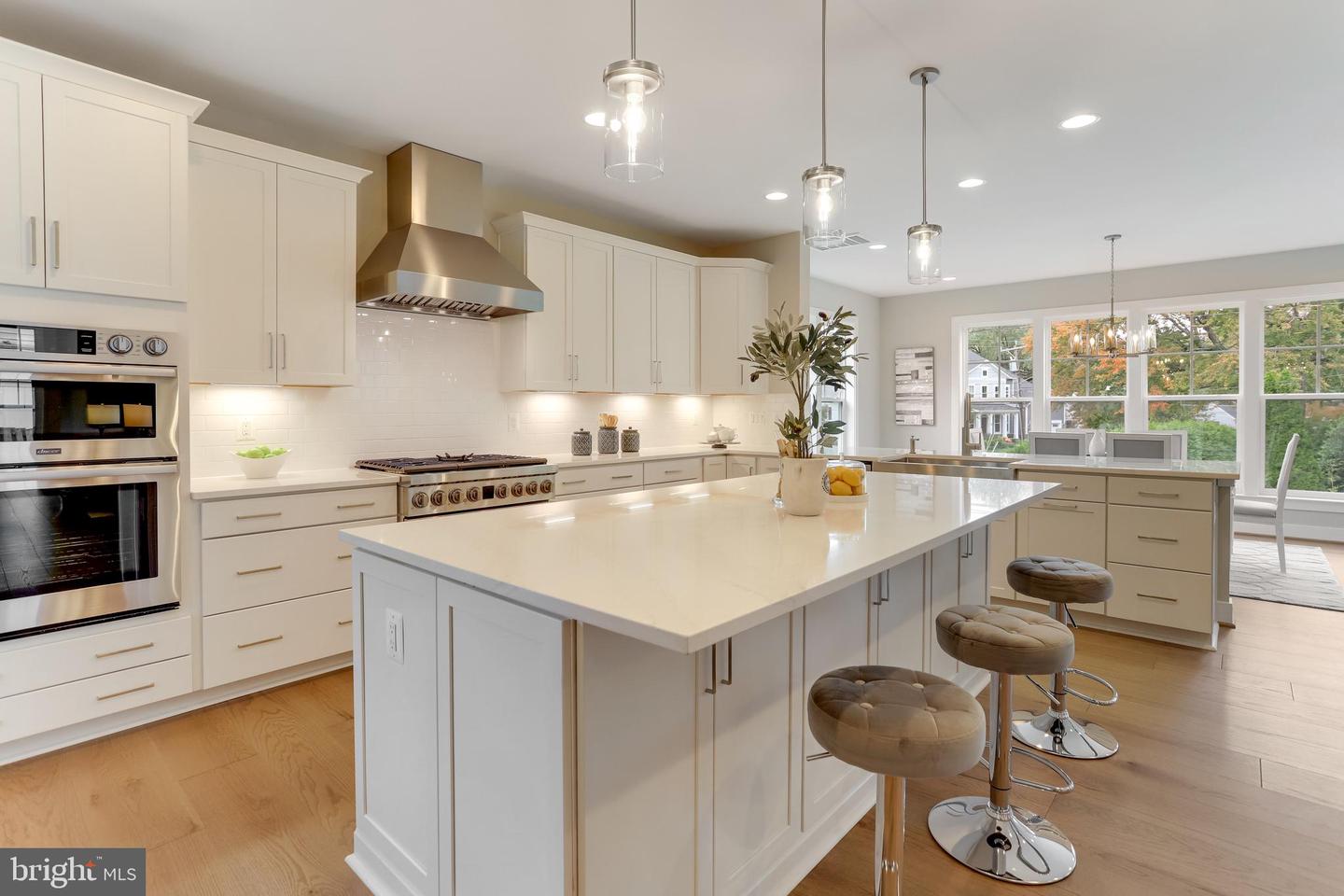 806 MEADOW LN SW, VIENNA, Virginia 22180, 4 Bedrooms Bedrooms, ,4 BathroomsBathrooms,Residential,For sale,806 MEADOW LN SW,VAFX2244278 MLS # VAFX2244278
