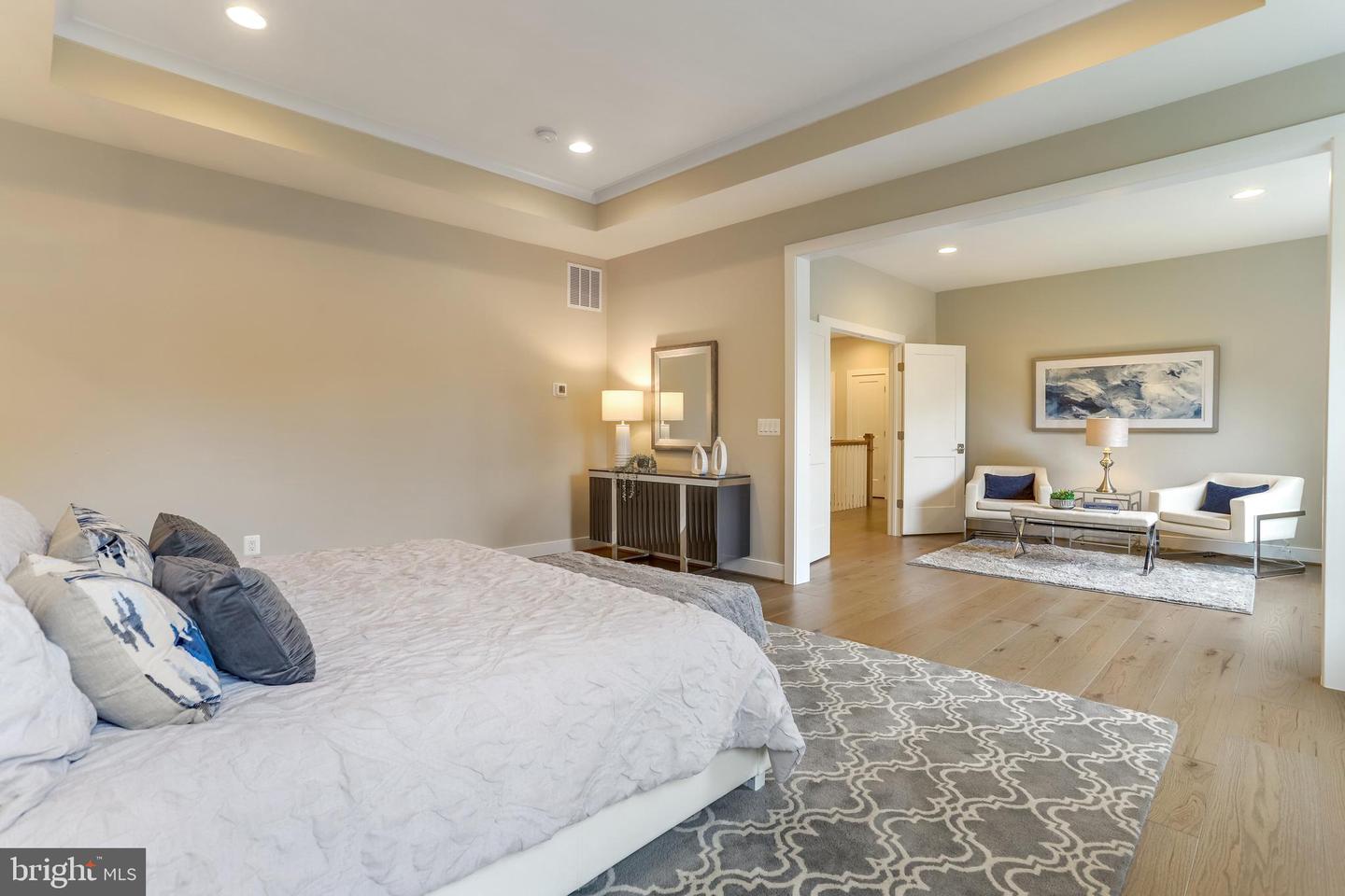 806 MEADOW LN SW, VIENNA, Virginia 22180, 4 Bedrooms Bedrooms, ,4 BathroomsBathrooms,Residential,For sale,806 MEADOW LN SW,VAFX2244278 MLS # VAFX2244278