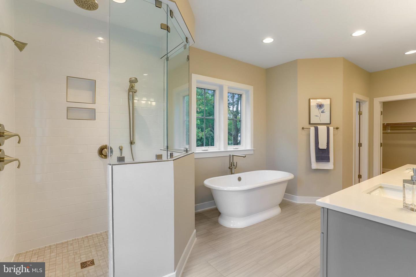 806 MEADOW LN SW, VIENNA, Virginia 22180, 4 Bedrooms Bedrooms, ,4 BathroomsBathrooms,Residential,For sale,806 MEADOW LN SW,VAFX2244278 MLS # VAFX2244278