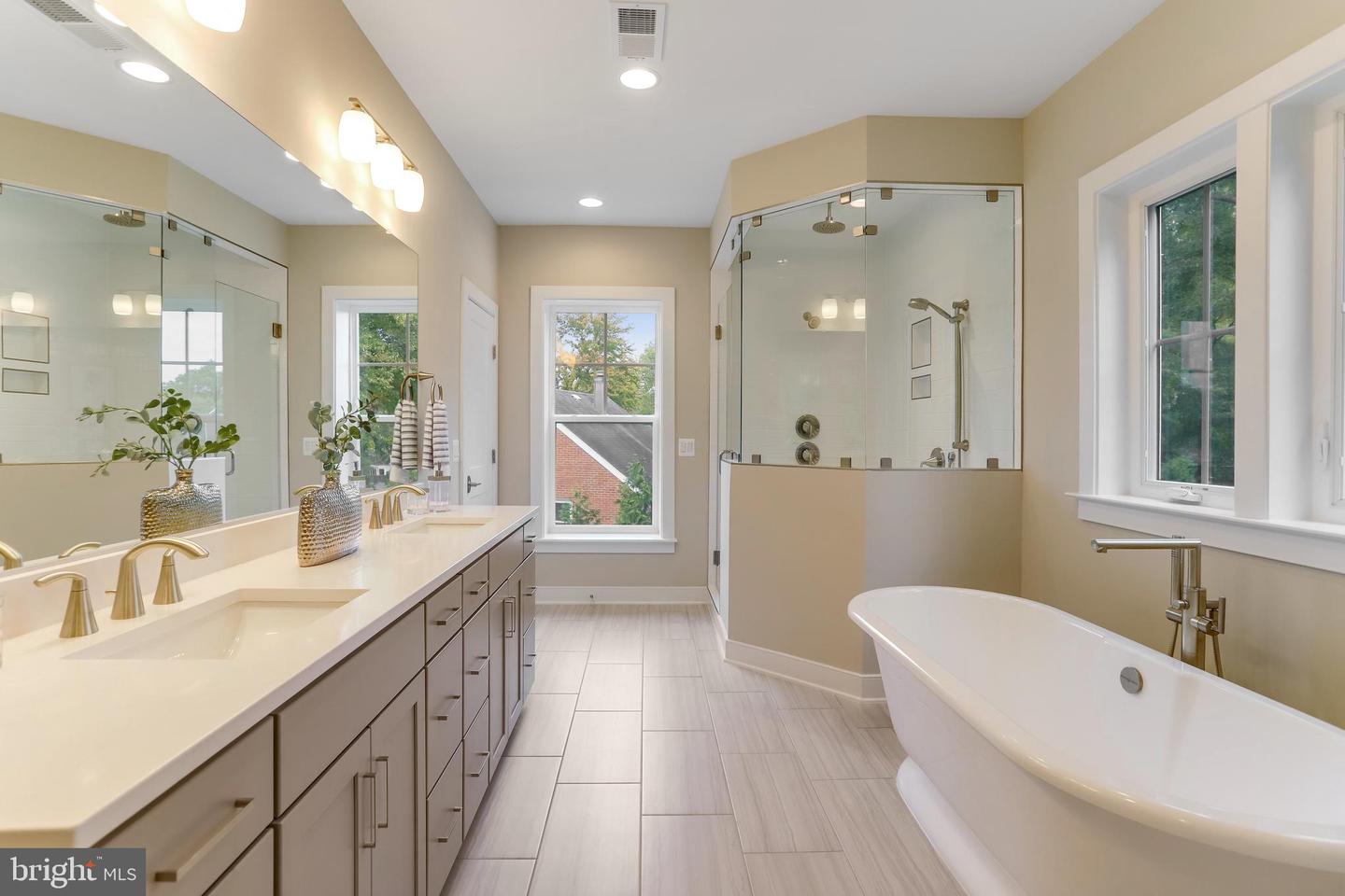 806 MEADOW LN SW, VIENNA, Virginia 22180, 4 Bedrooms Bedrooms, ,4 BathroomsBathrooms,Residential,For sale,806 MEADOW LN SW,VAFX2244278 MLS # VAFX2244278