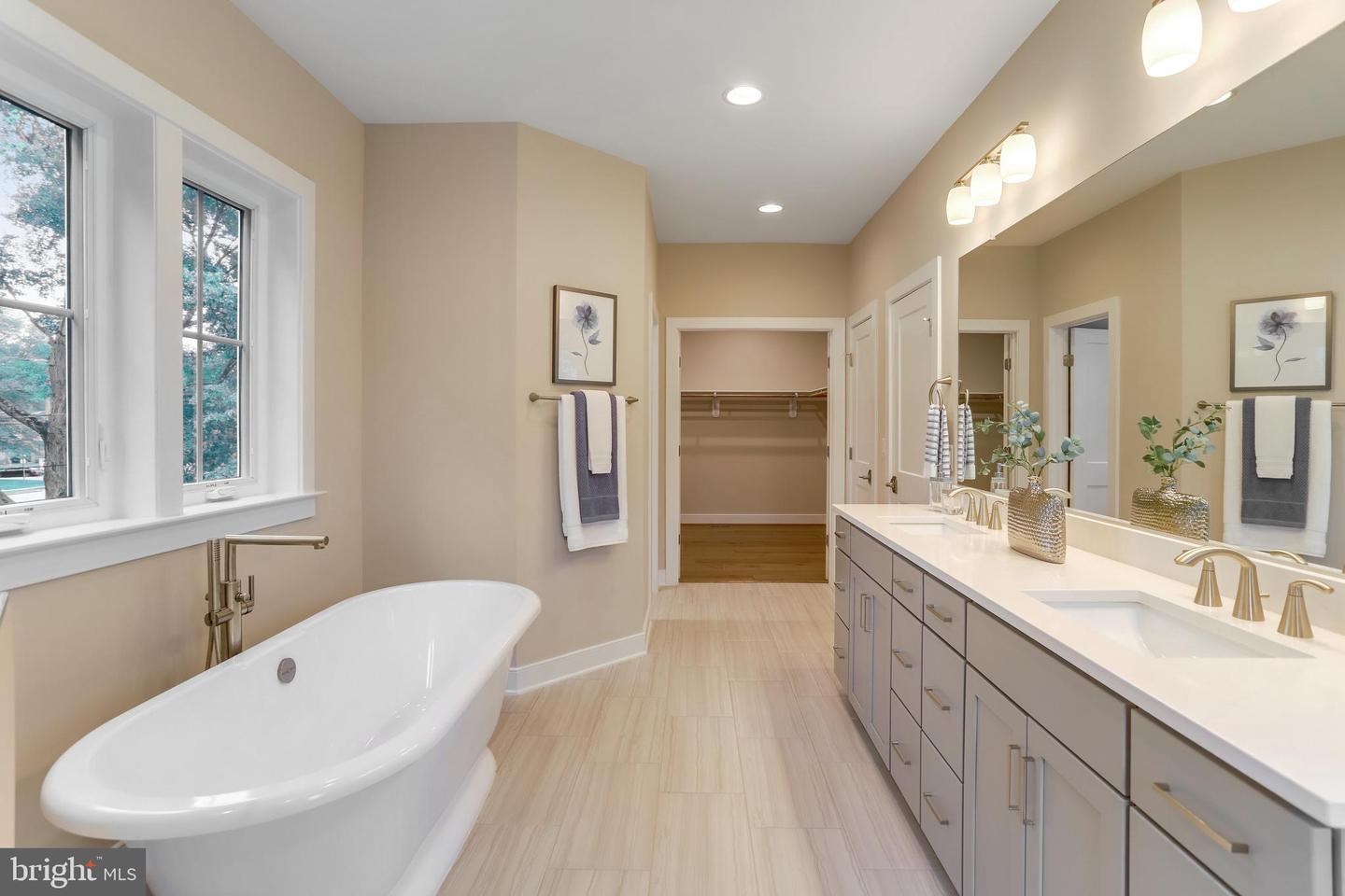 806 MEADOW LN SW, VIENNA, Virginia 22180, 4 Bedrooms Bedrooms, ,4 BathroomsBathrooms,Residential,For sale,806 MEADOW LN SW,VAFX2244278 MLS # VAFX2244278