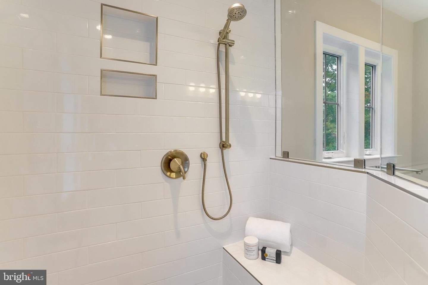 806 MEADOW LN SW, VIENNA, Virginia 22180, 4 Bedrooms Bedrooms, ,4 BathroomsBathrooms,Residential,For sale,806 MEADOW LN SW,VAFX2244278 MLS # VAFX2244278