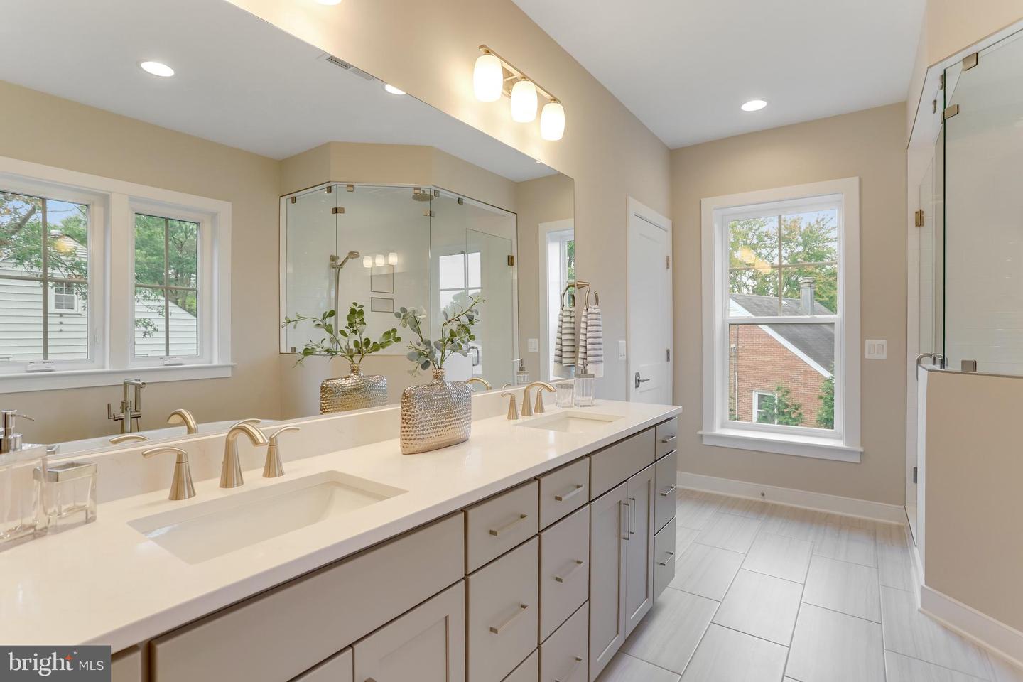806 MEADOW LN SW, VIENNA, Virginia 22180, 4 Bedrooms Bedrooms, ,4 BathroomsBathrooms,Residential,For sale,806 MEADOW LN SW,VAFX2244278 MLS # VAFX2244278