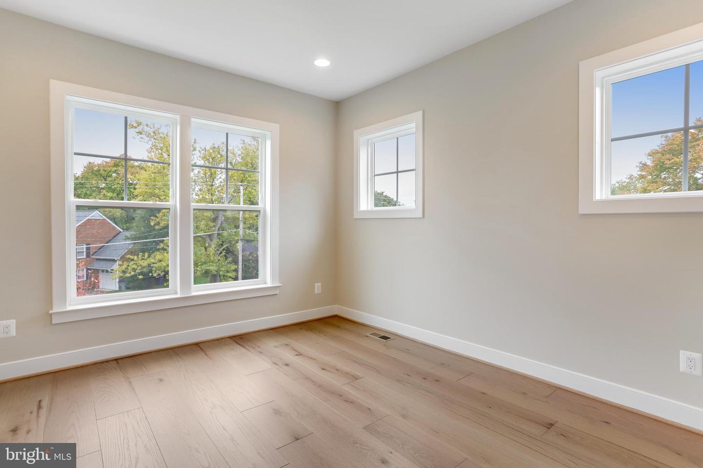 806 MEADOW LN SW, VIENNA, Virginia 22180, 4 Bedrooms Bedrooms, ,4 BathroomsBathrooms,Residential,For sale,806 MEADOW LN SW,VAFX2244278 MLS # VAFX2244278