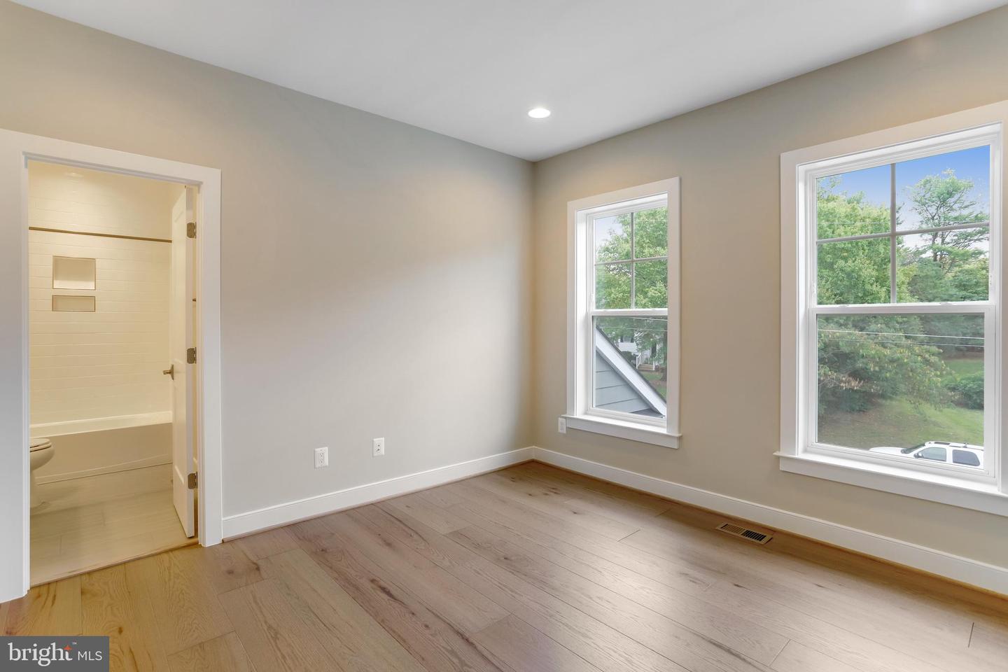806 MEADOW LN SW, VIENNA, Virginia 22180, 4 Bedrooms Bedrooms, ,4 BathroomsBathrooms,Residential,For sale,806 MEADOW LN SW,VAFX2244278 MLS # VAFX2244278
