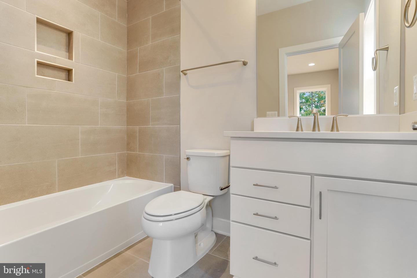 806 MEADOW LN SW, VIENNA, Virginia 22180, 4 Bedrooms Bedrooms, ,4 BathroomsBathrooms,Residential,For sale,806 MEADOW LN SW,VAFX2244278 MLS # VAFX2244278
