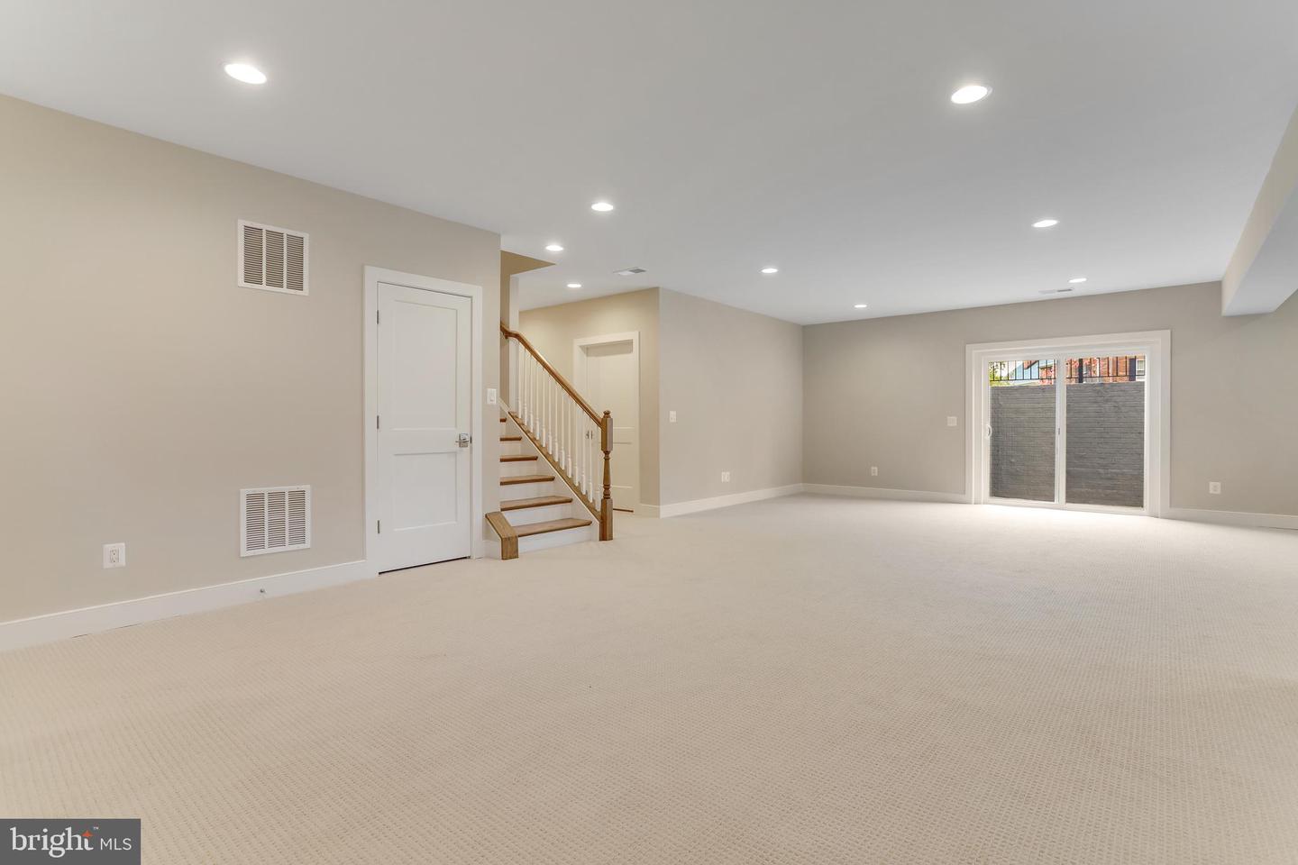 806 MEADOW LN SW, VIENNA, Virginia 22180, 4 Bedrooms Bedrooms, ,4 BathroomsBathrooms,Residential,For sale,806 MEADOW LN SW,VAFX2244278 MLS # VAFX2244278