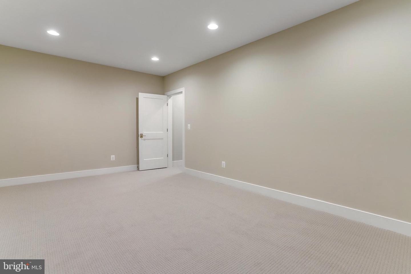 806 MEADOW LN SW, VIENNA, Virginia 22180, 4 Bedrooms Bedrooms, ,4 BathroomsBathrooms,Residential,For sale,806 MEADOW LN SW,VAFX2244278 MLS # VAFX2244278