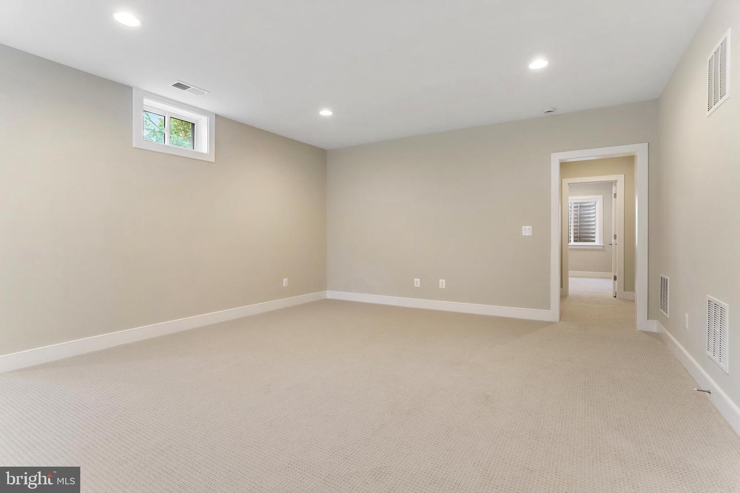 806 MEADOW LN SW, VIENNA, Virginia 22180, 4 Bedrooms Bedrooms, ,4 BathroomsBathrooms,Residential,For sale,806 MEADOW LN SW,VAFX2244278 MLS # VAFX2244278
