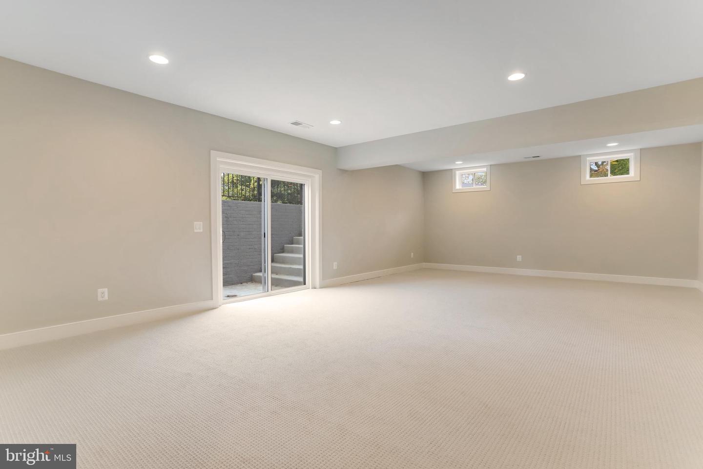 806 MEADOW LN SW, VIENNA, Virginia 22180, 4 Bedrooms Bedrooms, ,4 BathroomsBathrooms,Residential,For sale,806 MEADOW LN SW,VAFX2244278 MLS # VAFX2244278