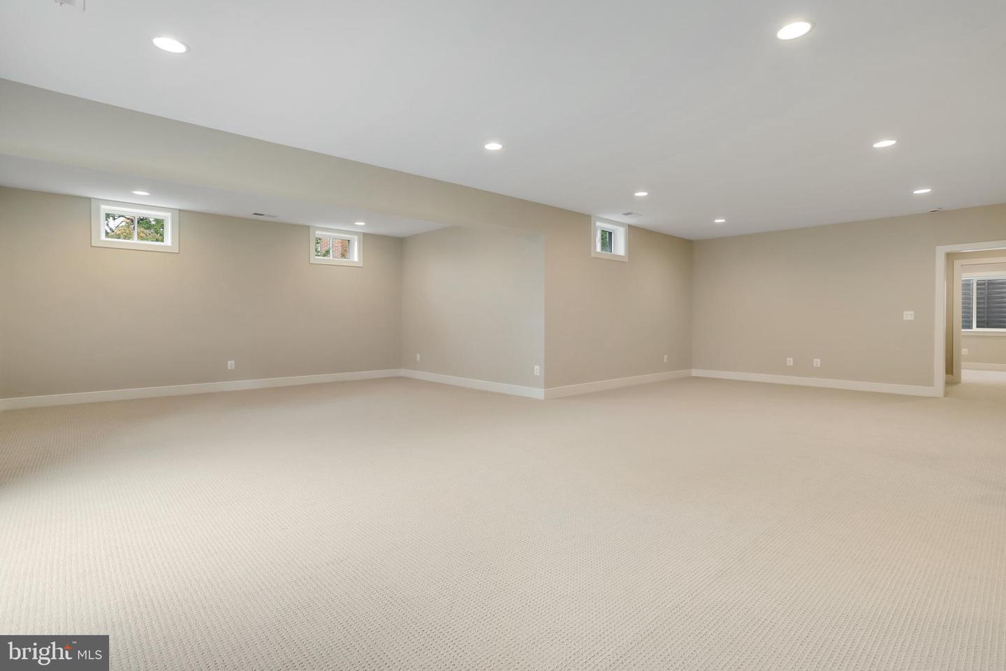 806 MEADOW LN SW, VIENNA, Virginia 22180, 4 Bedrooms Bedrooms, ,4 BathroomsBathrooms,Residential,For sale,806 MEADOW LN SW,VAFX2244278 MLS # VAFX2244278