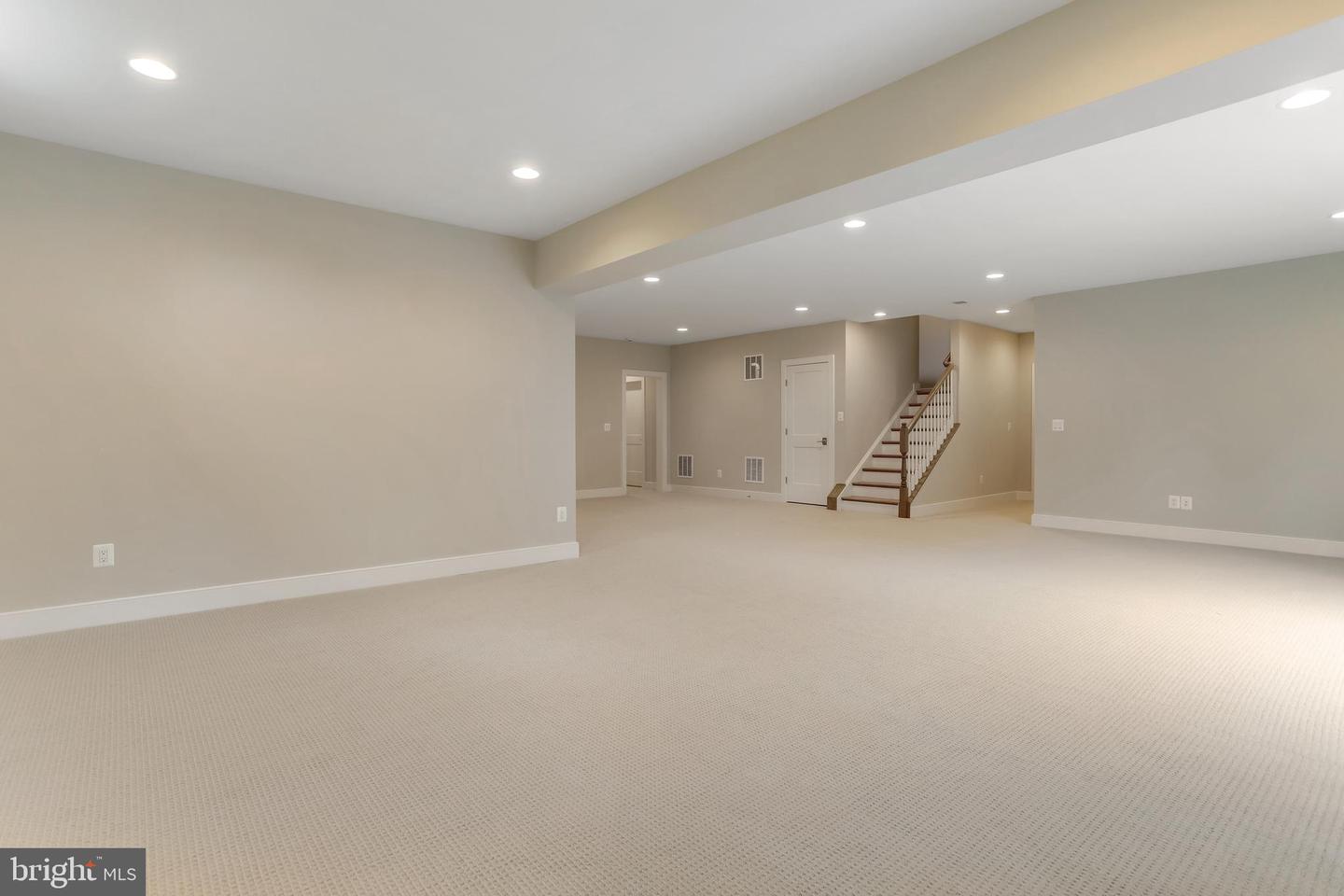 806 MEADOW LN SW, VIENNA, Virginia 22180, 4 Bedrooms Bedrooms, ,4 BathroomsBathrooms,Residential,For sale,806 MEADOW LN SW,VAFX2244278 MLS # VAFX2244278
