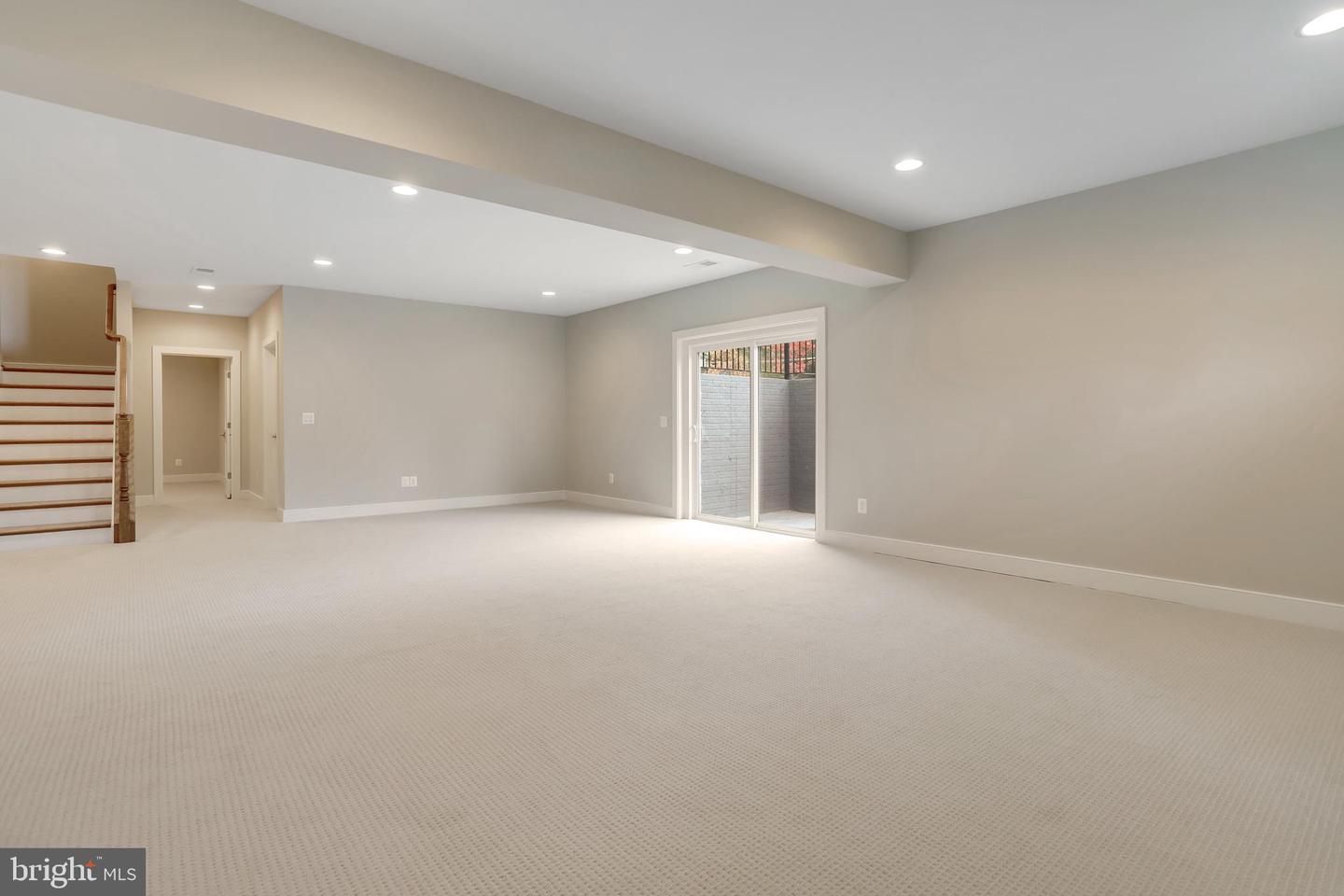 806 MEADOW LN SW, VIENNA, Virginia 22180, 4 Bedrooms Bedrooms, ,4 BathroomsBathrooms,Residential,For sale,806 MEADOW LN SW,VAFX2244278 MLS # VAFX2244278