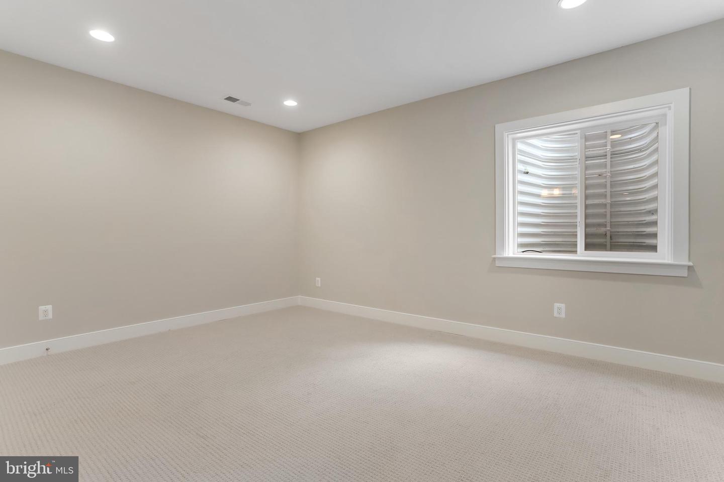 806 MEADOW LN SW, VIENNA, Virginia 22180, 4 Bedrooms Bedrooms, ,4 BathroomsBathrooms,Residential,For sale,806 MEADOW LN SW,VAFX2244278 MLS # VAFX2244278