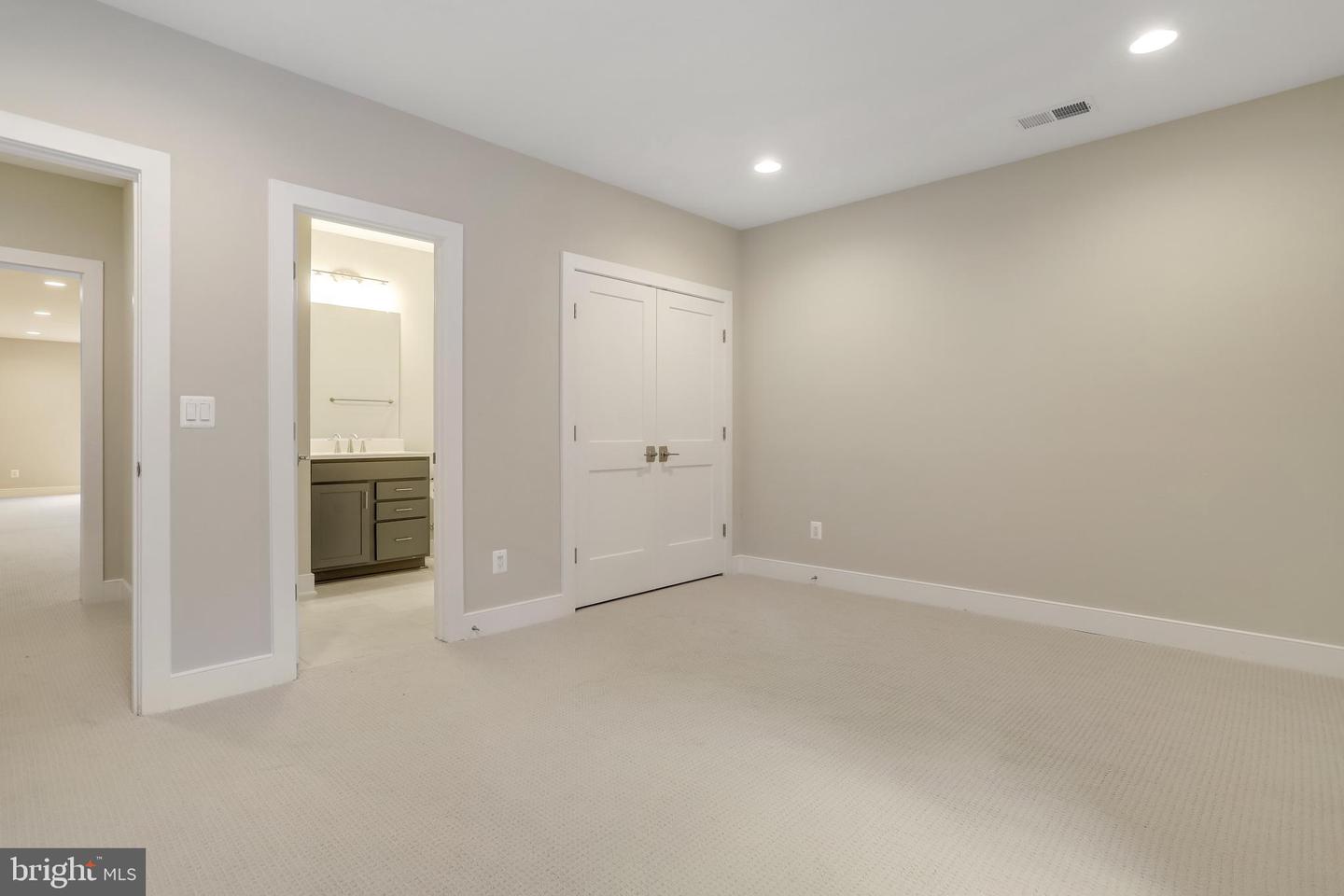 806 MEADOW LN SW, VIENNA, Virginia 22180, 4 Bedrooms Bedrooms, ,4 BathroomsBathrooms,Residential,For sale,806 MEADOW LN SW,VAFX2244278 MLS # VAFX2244278