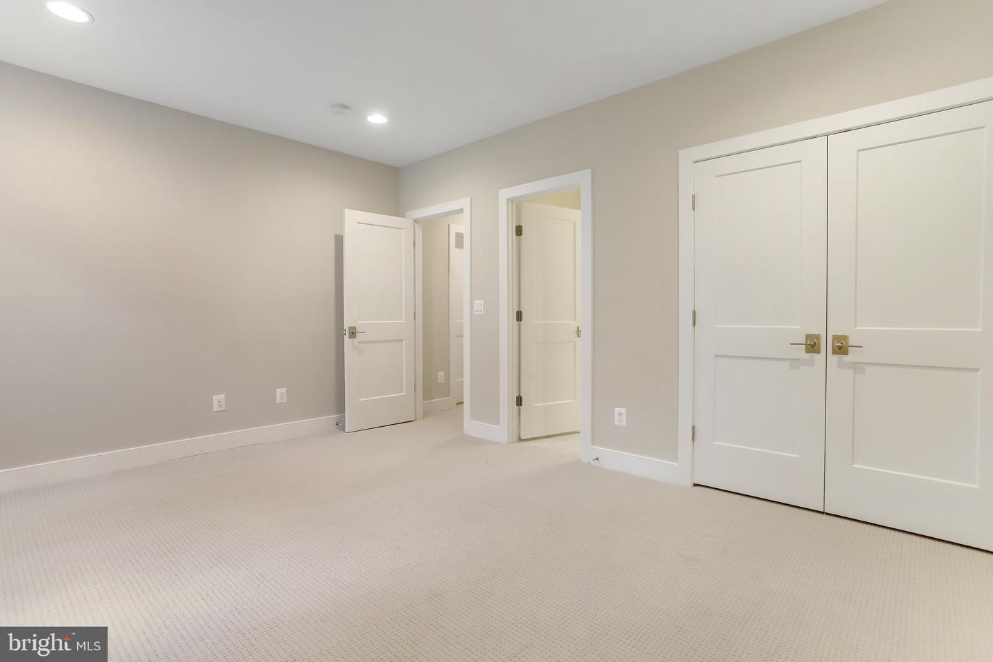 806 MEADOW LN SW, VIENNA, Virginia 22180, 4 Bedrooms Bedrooms, ,4 BathroomsBathrooms,Residential,For sale,806 MEADOW LN SW,VAFX2244278 MLS # VAFX2244278