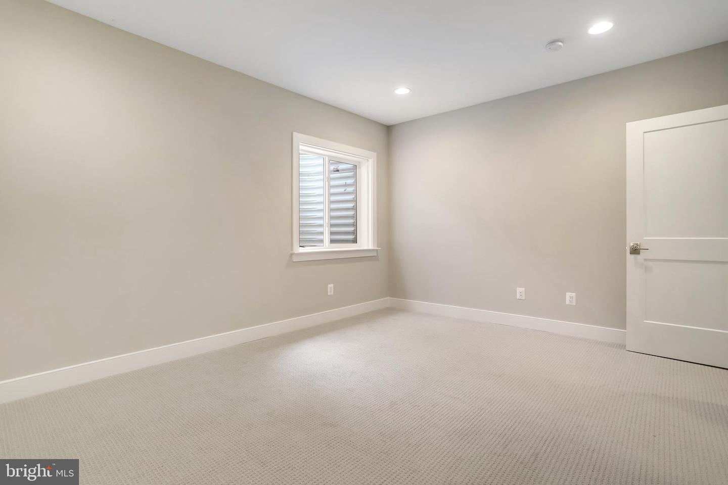 806 MEADOW LN SW, VIENNA, Virginia 22180, 4 Bedrooms Bedrooms, ,4 BathroomsBathrooms,Residential,For sale,806 MEADOW LN SW,VAFX2244278 MLS # VAFX2244278