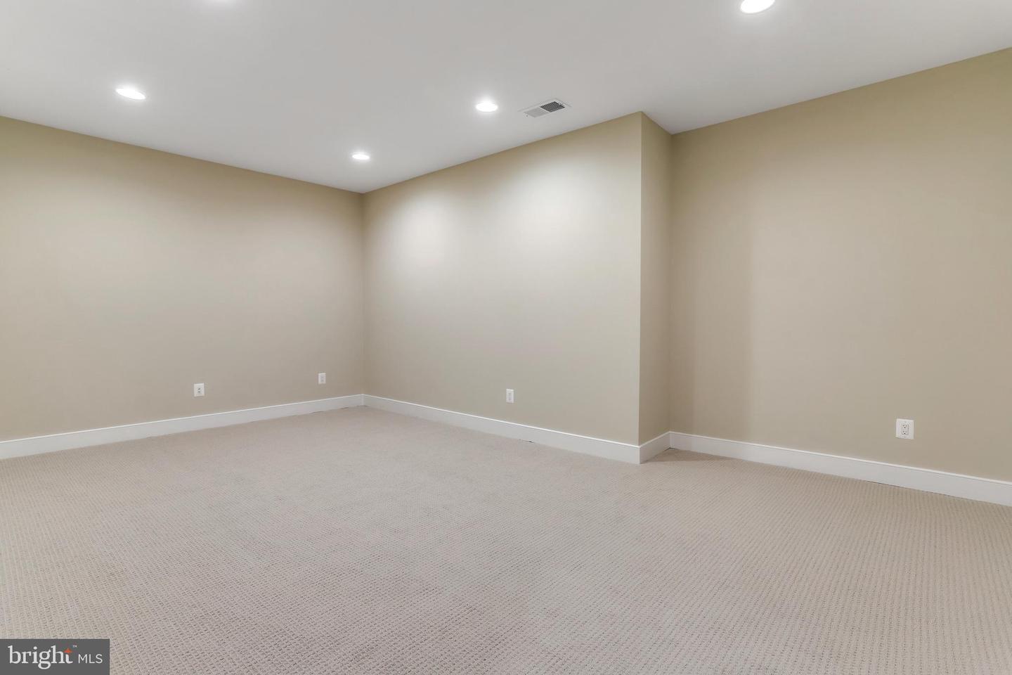 806 MEADOW LN SW, VIENNA, Virginia 22180, 4 Bedrooms Bedrooms, ,4 BathroomsBathrooms,Residential,For sale,806 MEADOW LN SW,VAFX2244278 MLS # VAFX2244278