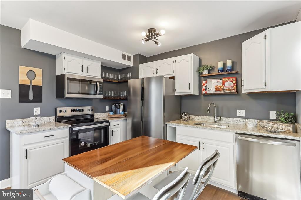 3141 CHEPSTOW LN, FALLS CHURCH, Virginia 22042, 4 Bedrooms Bedrooms, ,3 BathroomsBathrooms,Residential,For sale,3141 CHEPSTOW LN,VAFX2245018 MLS # VAFX2245018