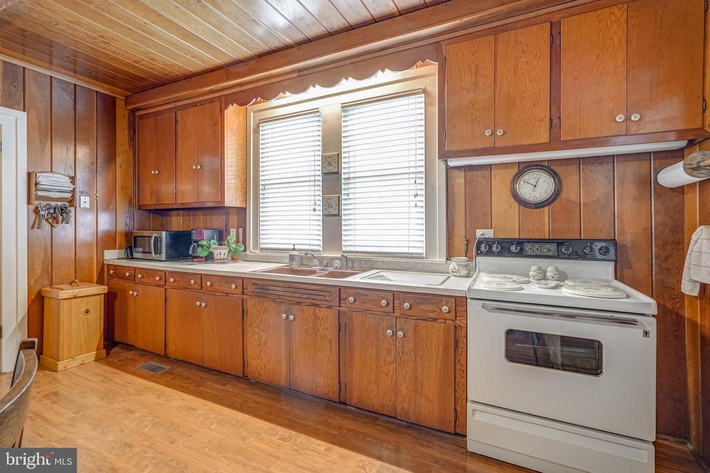 202 CUTLER AVE, LOUISA, Virginia 23093, 7 Bedrooms Bedrooms, ,4 BathroomsBathrooms,Residential,202 CUTLER AVE,VALA2007420 MLS # VALA2007420