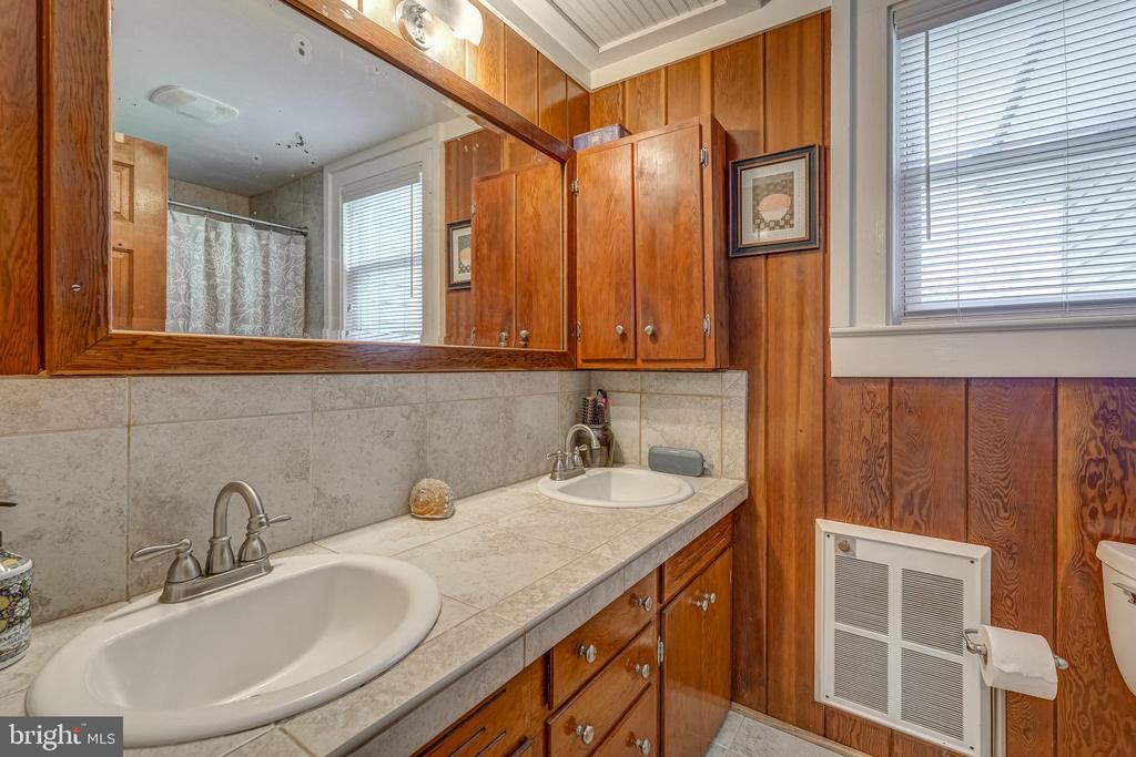 202 CUTLER AVE, LOUISA, Virginia 23093, 7 Bedrooms Bedrooms, ,4 BathroomsBathrooms,Residential,202 CUTLER AVE,VALA2007420 MLS # VALA2007420