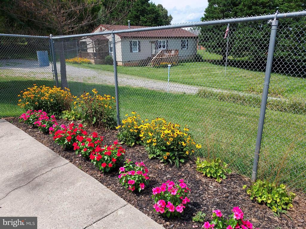 202 CUTLER AVE, LOUISA, Virginia 23093, 7 Bedrooms Bedrooms, ,4 BathroomsBathrooms,Residential,202 CUTLER AVE,VALA2007420 MLS # VALA2007420