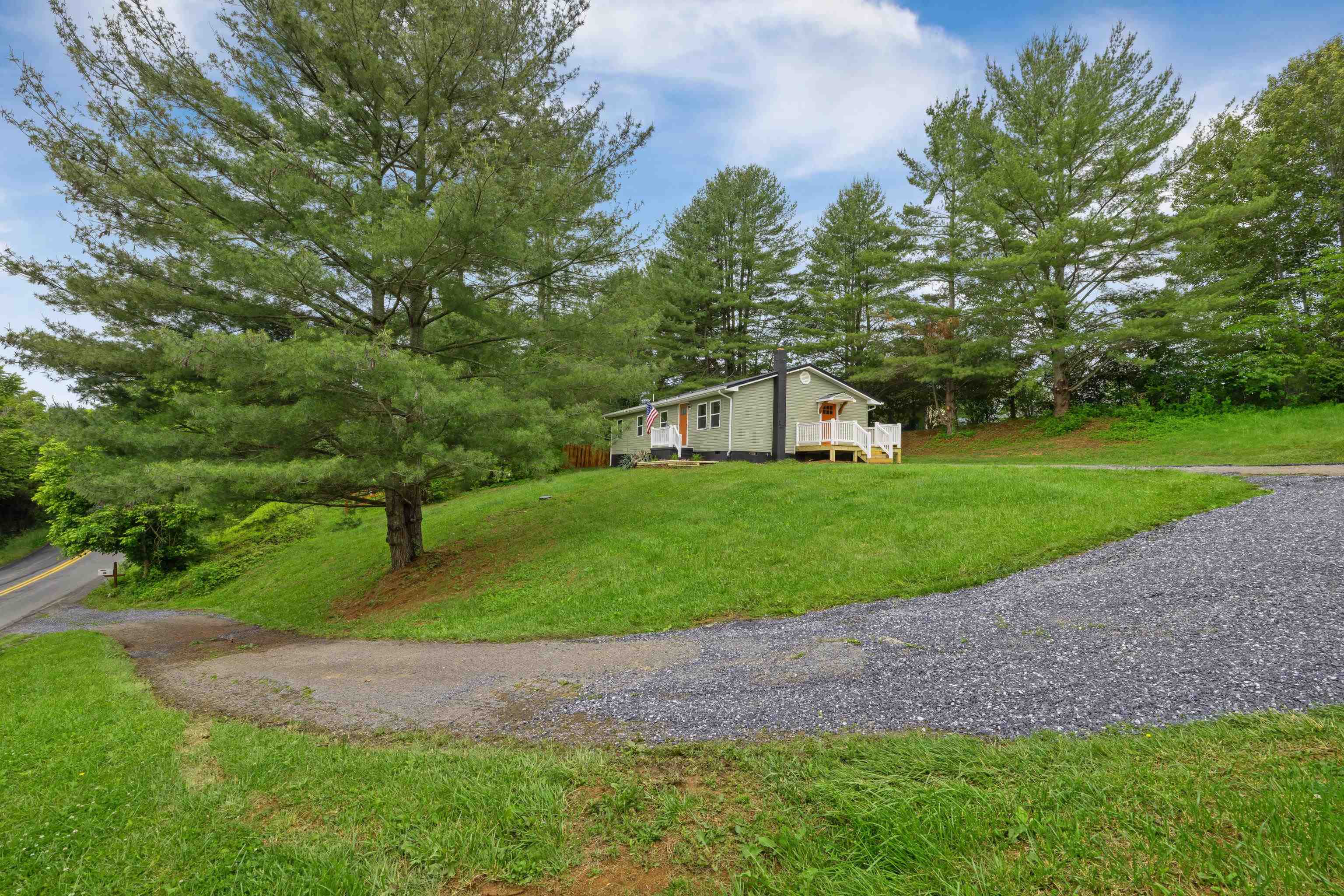 443 VALLEY PIKE RD, LEXINGTON, Virginia 24450, 3 Bedrooms Bedrooms, ,2 BathroomsBathrooms,Residential,443 VALLEY PIKE RD,665303 MLS # 665303