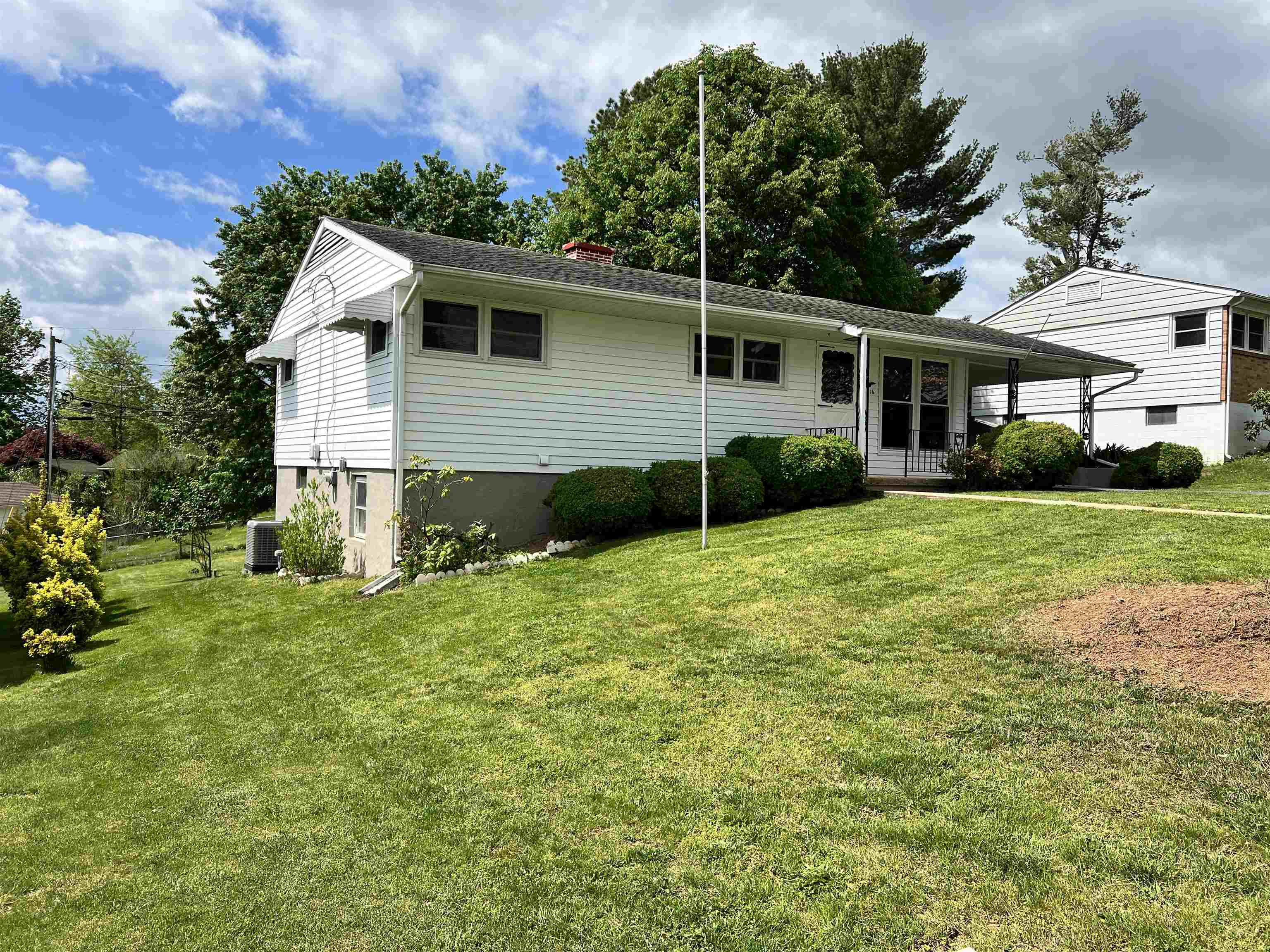 2516 S SHARLAINE DR, STAUNTON, Virginia 24401, 3 Bedrooms Bedrooms, ,2 BathroomsBathrooms,Residential,2516 S Sharlaine,2516 S SHARLAINE DR,665323 MLS # 665323
