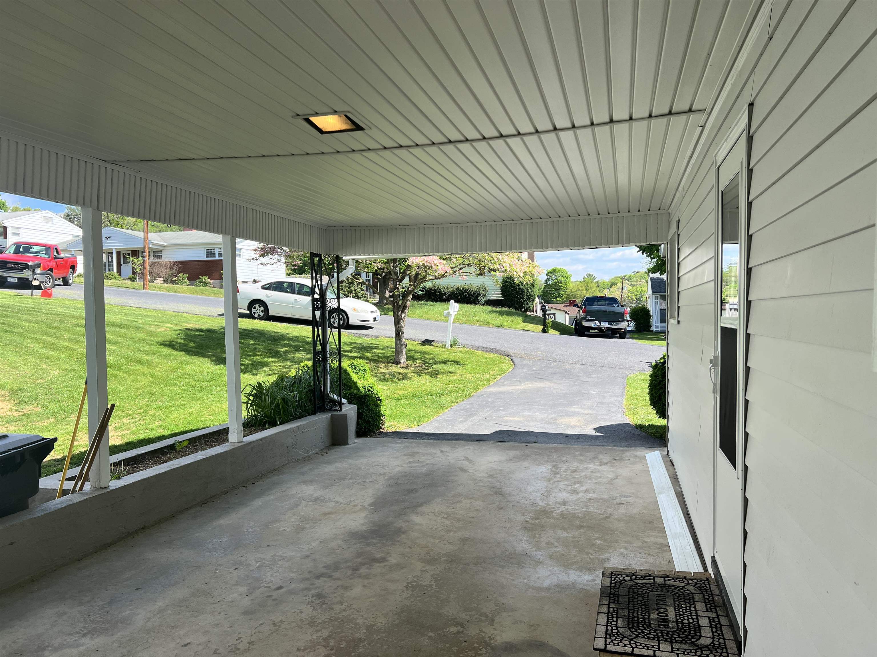 2516 S SHARLAINE DR, STAUNTON, Virginia 24401, 3 Bedrooms Bedrooms, ,2 BathroomsBathrooms,Residential,2516 S Sharlaine,2516 S SHARLAINE DR,665323 MLS # 665323