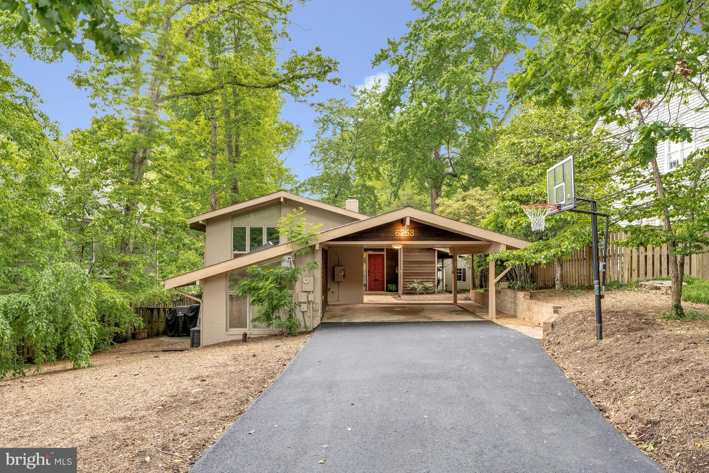 6253 N KENSINGTON ST, MCLEAN, Virginia 22101, 4 Bedrooms Bedrooms, ,4 BathroomsBathrooms,Residential,For sale,6253 N KENSINGTON ST,VAFX2242654 MLS # VAFX2242654