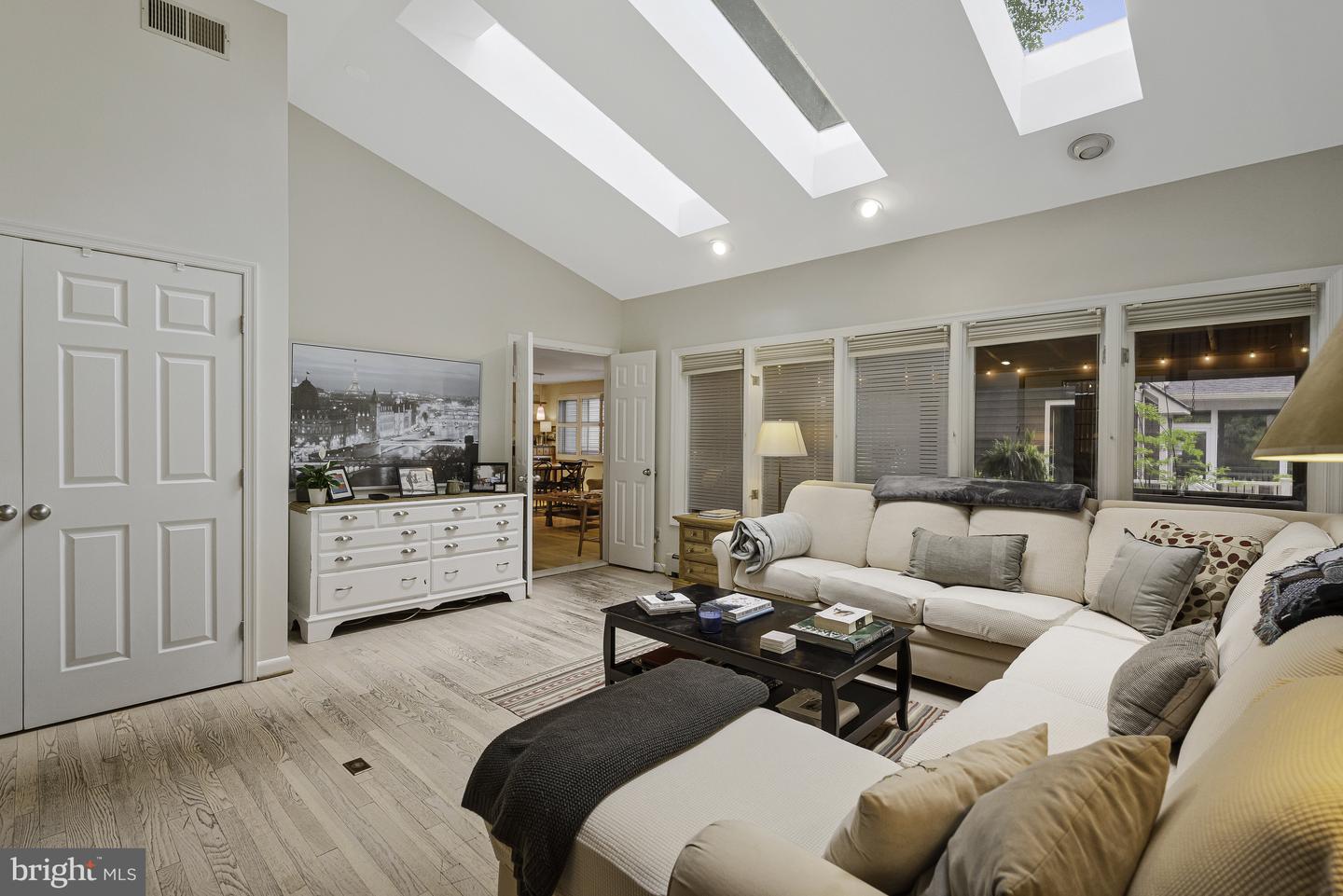 6253 N KENSINGTON ST, MCLEAN, Virginia 22101, 4 Bedrooms Bedrooms, ,4 BathroomsBathrooms,Residential,For sale,6253 N KENSINGTON ST,VAFX2242654 MLS # VAFX2242654