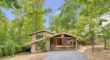 6253 N KENSINGTON ST, MCLEAN, Virginia 22101, 4 Bedrooms Bedrooms, ,4 BathroomsBathrooms,Residential,For sale,6253 N KENSINGTON ST,VAFX2242654 MLS # VAFX2242654