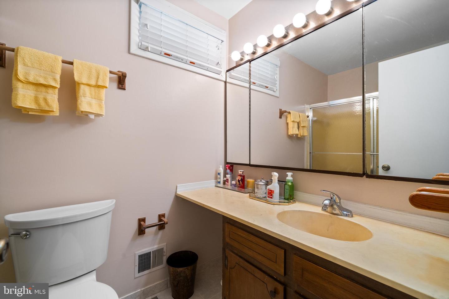 9211 CAPRICORN CT, BURKE, Virginia 22015, 5 Bedrooms Bedrooms, ,2 BathroomsBathrooms,Residential,For sale,9211 CAPRICORN CT,VAFX2245030 MLS # VAFX2245030