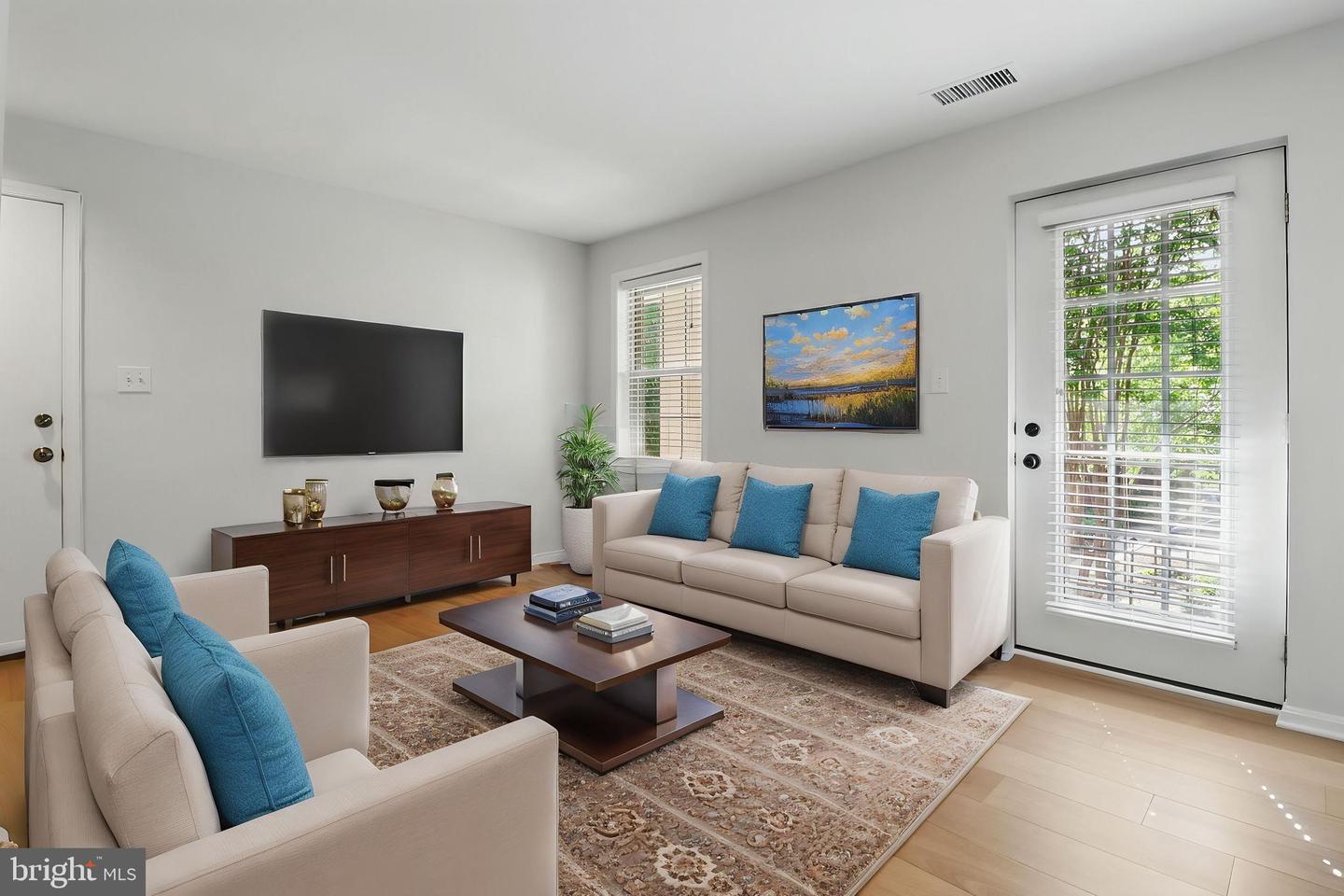 1403 E ABINGDON DR E #3, ALEXANDRIA, Virginia 22314, 1 Bedroom Bedrooms, ,1 BathroomBathrooms,Residential,For sale,1403 E ABINGDON DR E #3,VAAX2046064 MLS # VAAX2046064