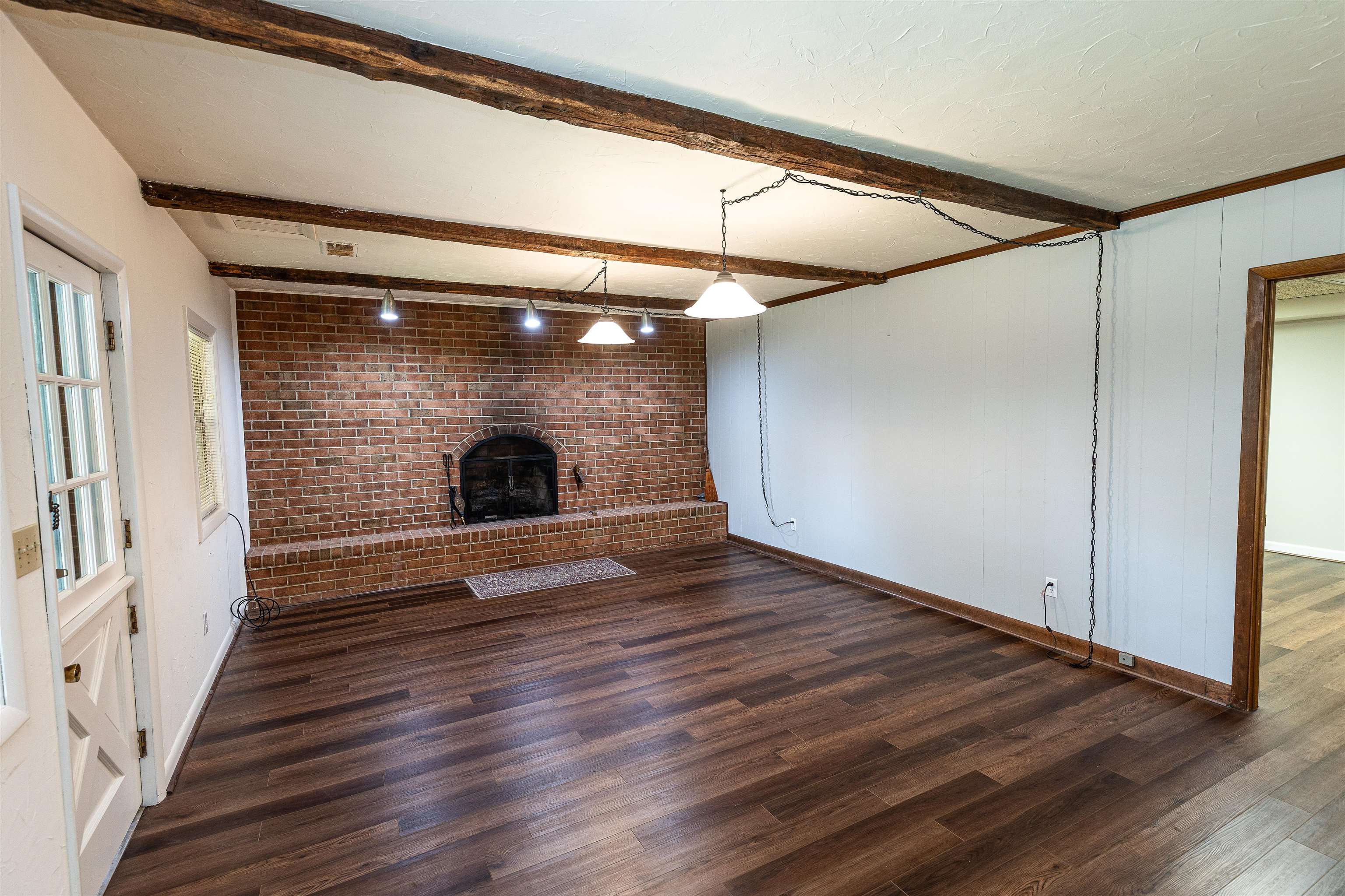 Rec room w/ gas logs