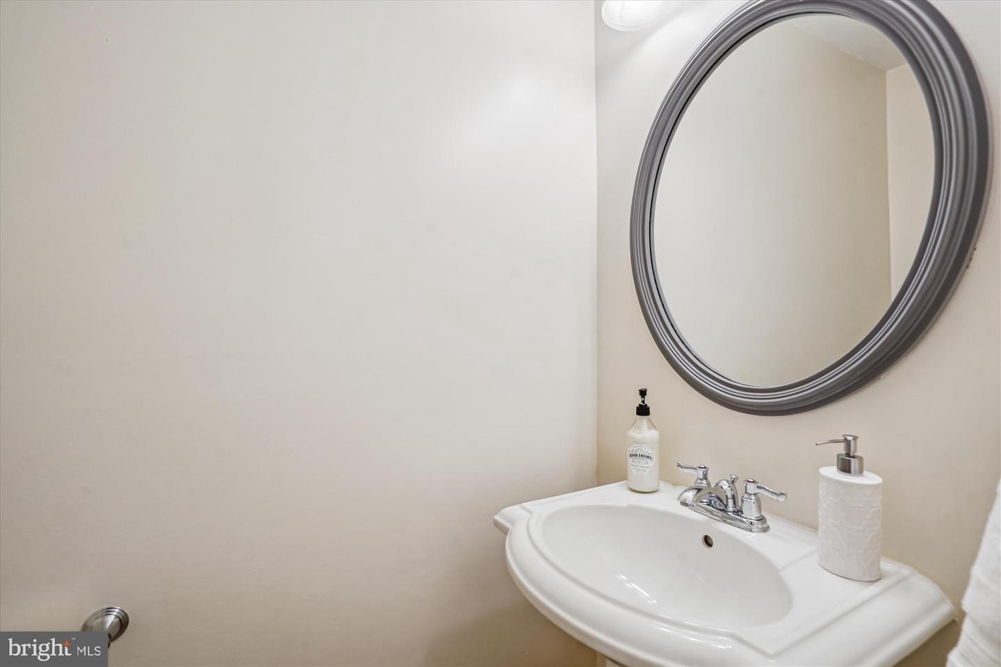 1802 21ST ST N, ARLINGTON, Virginia 22209, 2 Bedrooms Bedrooms, ,2 BathroomsBathrooms,Residential,For sale,1802 21ST ST N,VAAR2055118 MLS # VAAR2055118