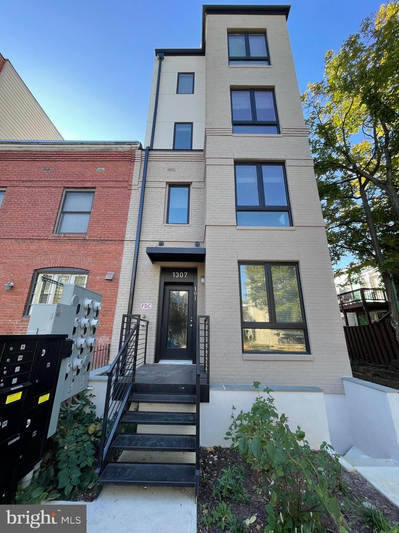 1307 K ST SE #101, WASHINGTON, District Of Columbia 20003, 1 Bedroom Bedrooms, ,1 BathroomBathrooms,Residential,For sale,1307 K ST SE #101,DCDC2204046 MLS # DCDC2204046
