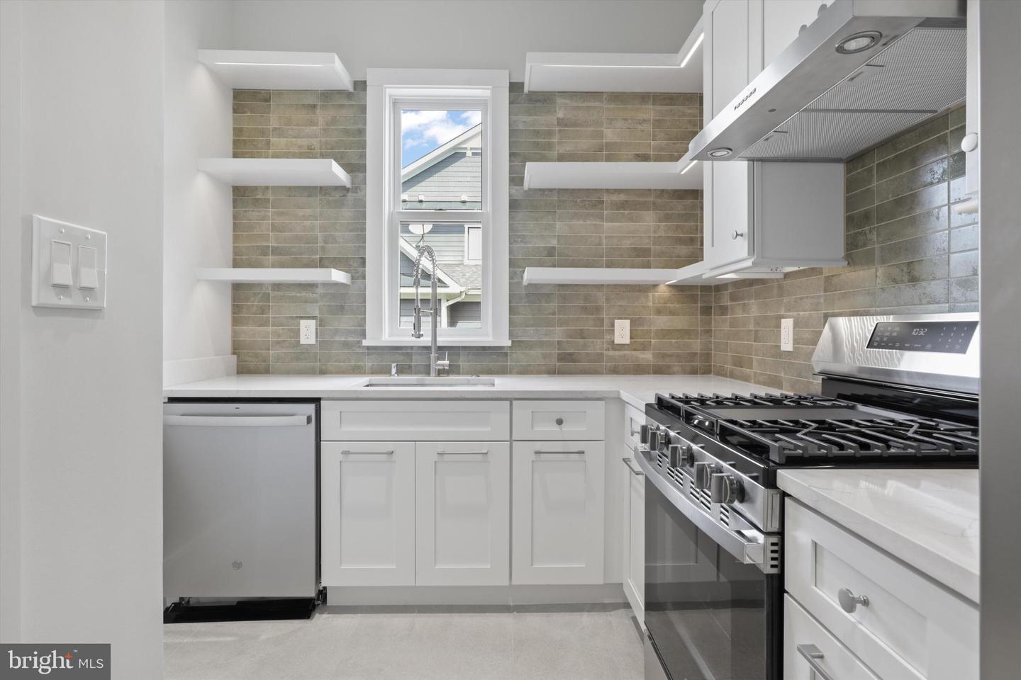 310 JOHNSON ST SW, VIENNA, Virginia 22180, 6 Bedrooms Bedrooms, ,5 BathroomsBathrooms,Residential,For sale,310 JOHNSON ST SW,VAFX2245430 MLS # VAFX2245430