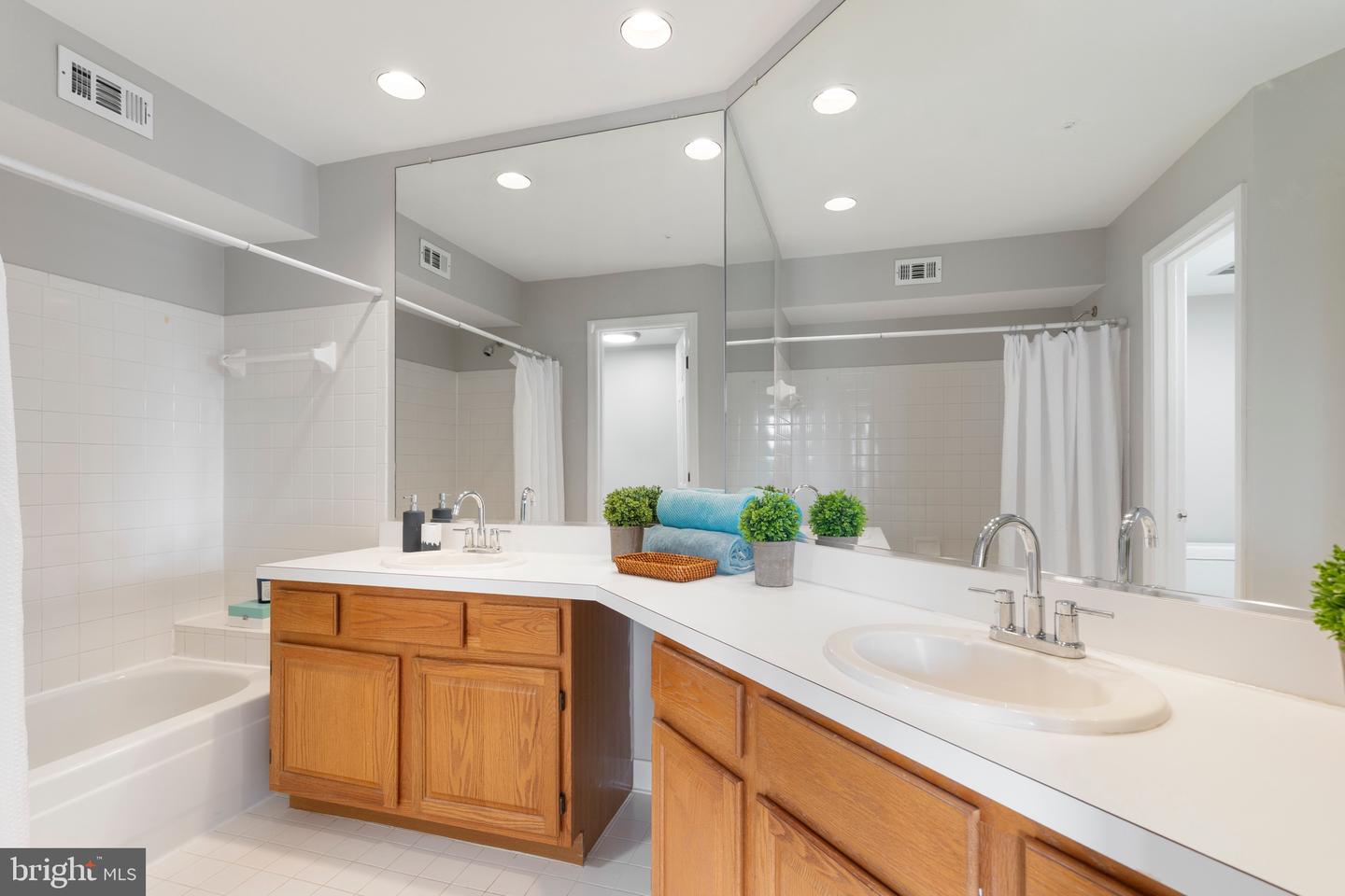 7014 ELLINGHAM CIR #F, ALEXANDRIA, Virginia 22315, 2 Bedrooms Bedrooms, ,2 BathroomsBathrooms,Residential,For sale,7014 ELLINGHAM CIR #F,VAFX2223736 MLS # VAFX2223736
