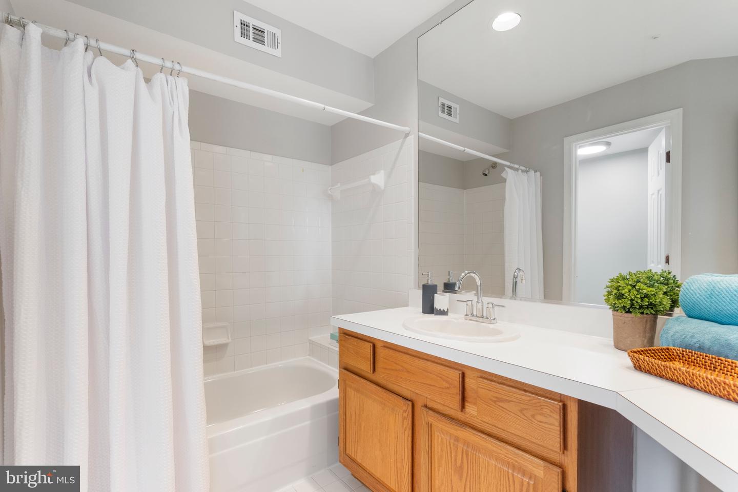 7014 ELLINGHAM CIR #F, ALEXANDRIA, Virginia 22315, 2 Bedrooms Bedrooms, ,2 BathroomsBathrooms,Residential,For sale,7014 ELLINGHAM CIR #F,VAFX2223736 MLS # VAFX2223736