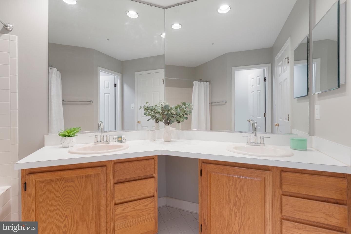 7014 ELLINGHAM CIR #F, ALEXANDRIA, Virginia 22315, 2 Bedrooms Bedrooms, ,2 BathroomsBathrooms,Residential,For sale,7014 ELLINGHAM CIR #F,VAFX2223736 MLS # VAFX2223736