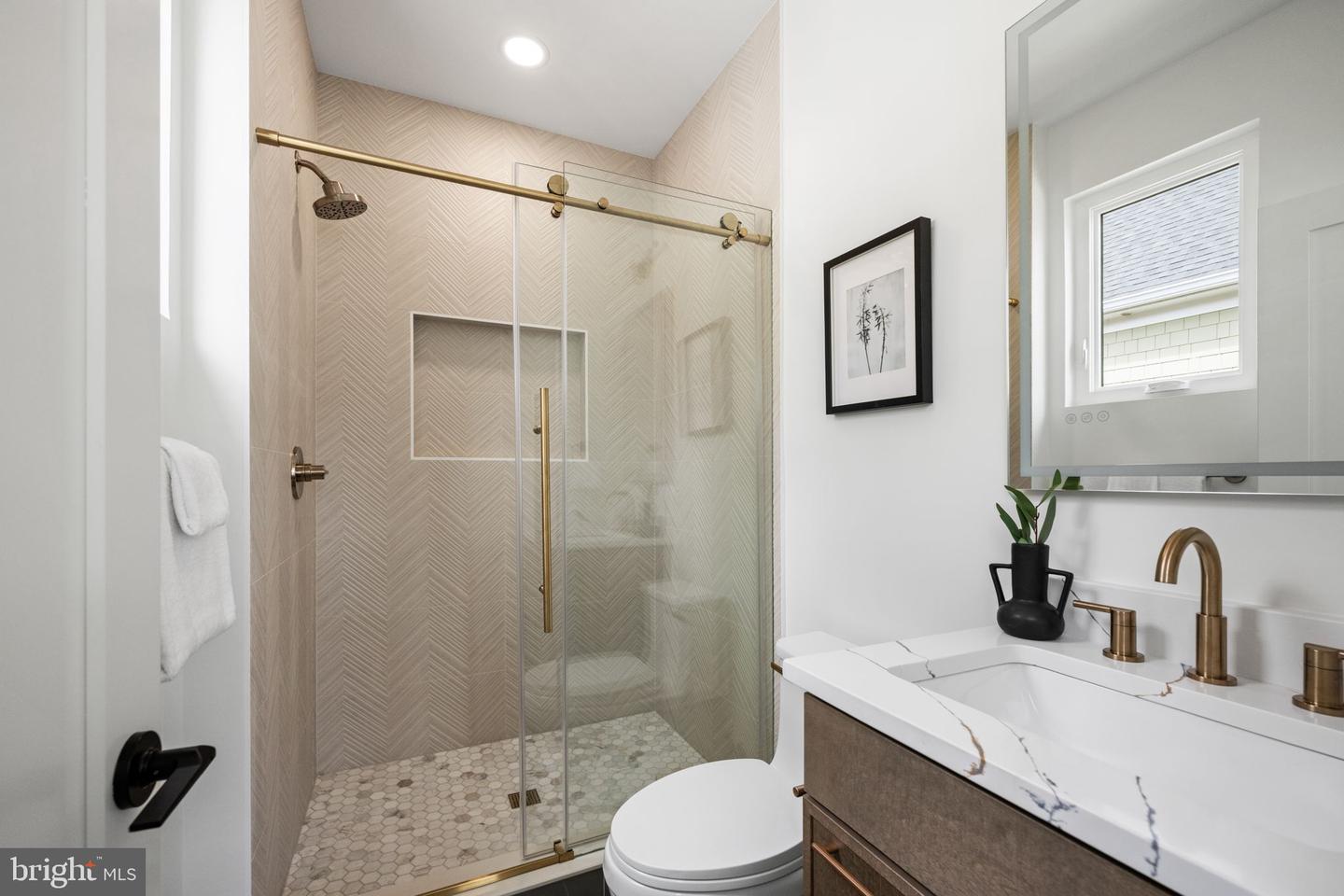 2001 N GEORGE MASON DR, ARLINGTON, Virginia 22207, 6 Bedrooms Bedrooms, ,4 BathroomsBathrooms,Residential,For sale,2001 N GEORGE MASON DR,VAAR2054998 MLS # VAAR2054998