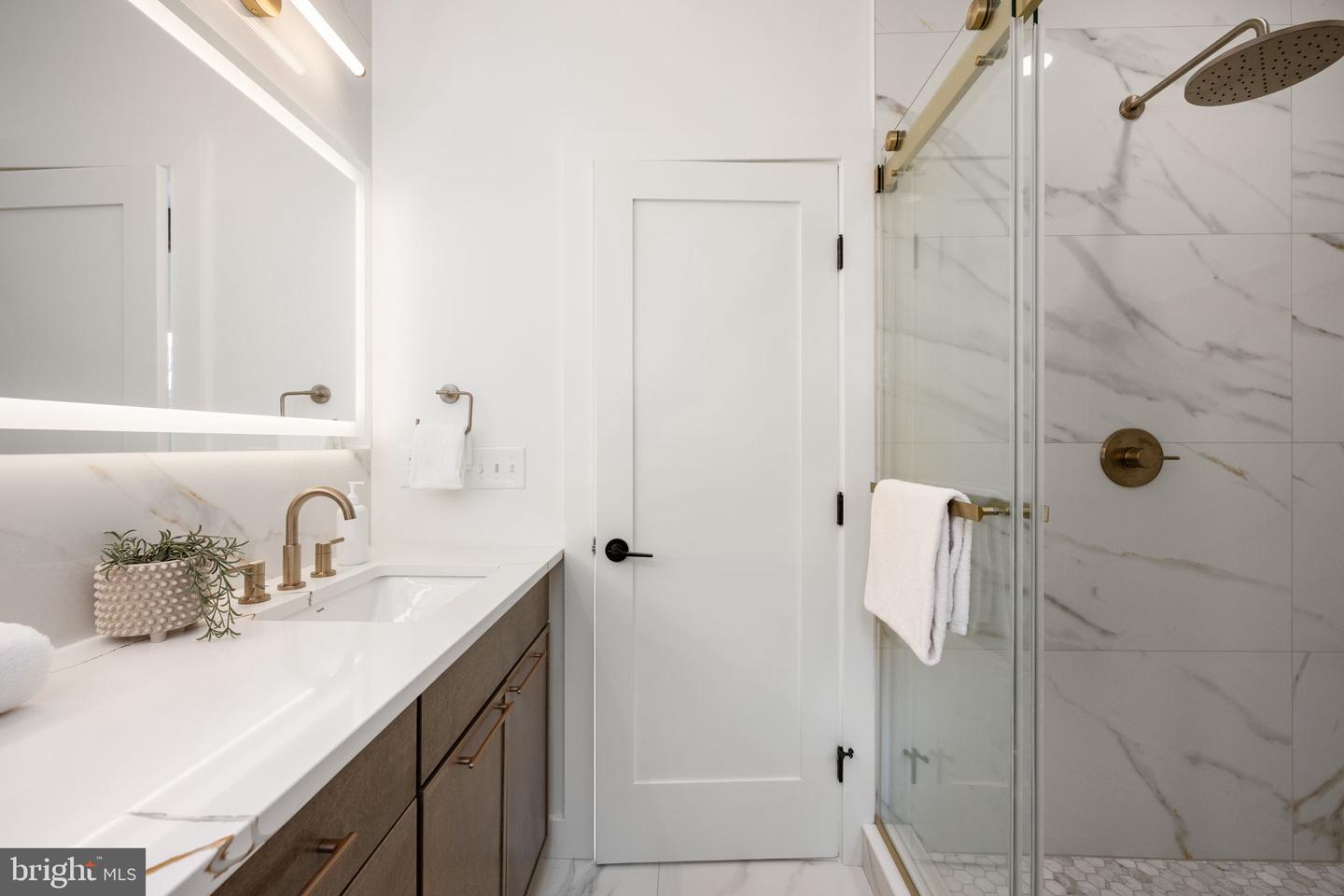 2001 N GEORGE MASON DR, ARLINGTON, Virginia 22207, 6 Bedrooms Bedrooms, ,4 BathroomsBathrooms,Residential,For sale,2001 N GEORGE MASON DR,VAAR2054998 MLS # VAAR2054998