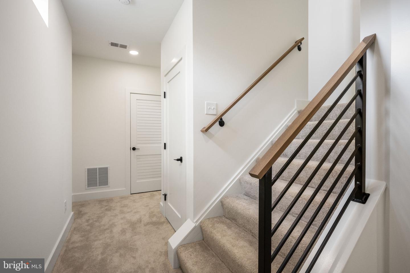 2001 N GEORGE MASON DR, ARLINGTON, Virginia 22207, 6 Bedrooms Bedrooms, ,4 BathroomsBathrooms,Residential,For sale,2001 N GEORGE MASON DR,VAAR2054998 MLS # VAAR2054998