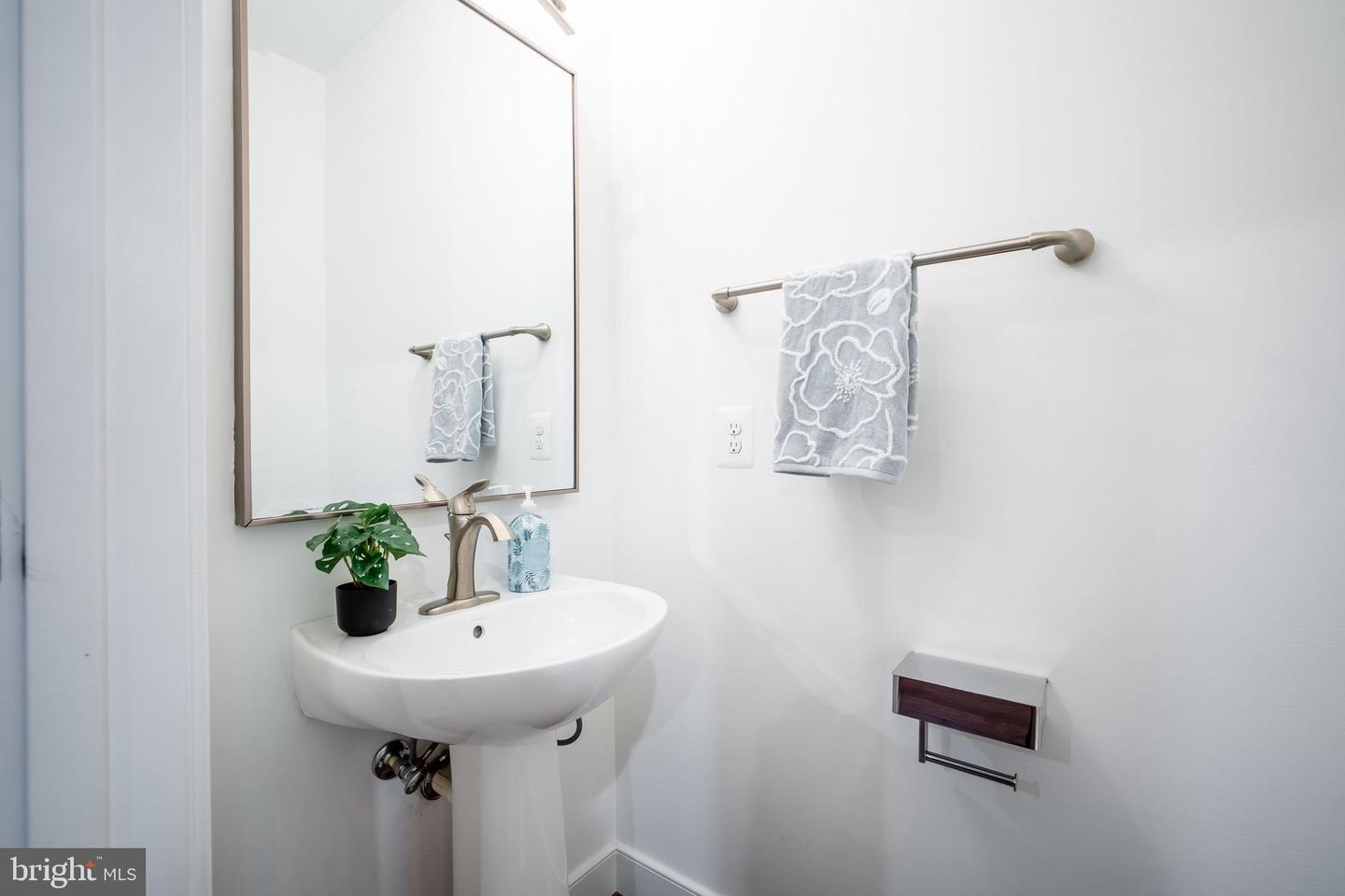 2215 RICHMOND HWY #101, ALEXANDRIA, Virginia 22301, 3 Bedrooms Bedrooms, ,2 BathroomsBathrooms,Residential,For sale,2215 RICHMOND HWY #101,VAAX2044120 MLS # VAAX2044120