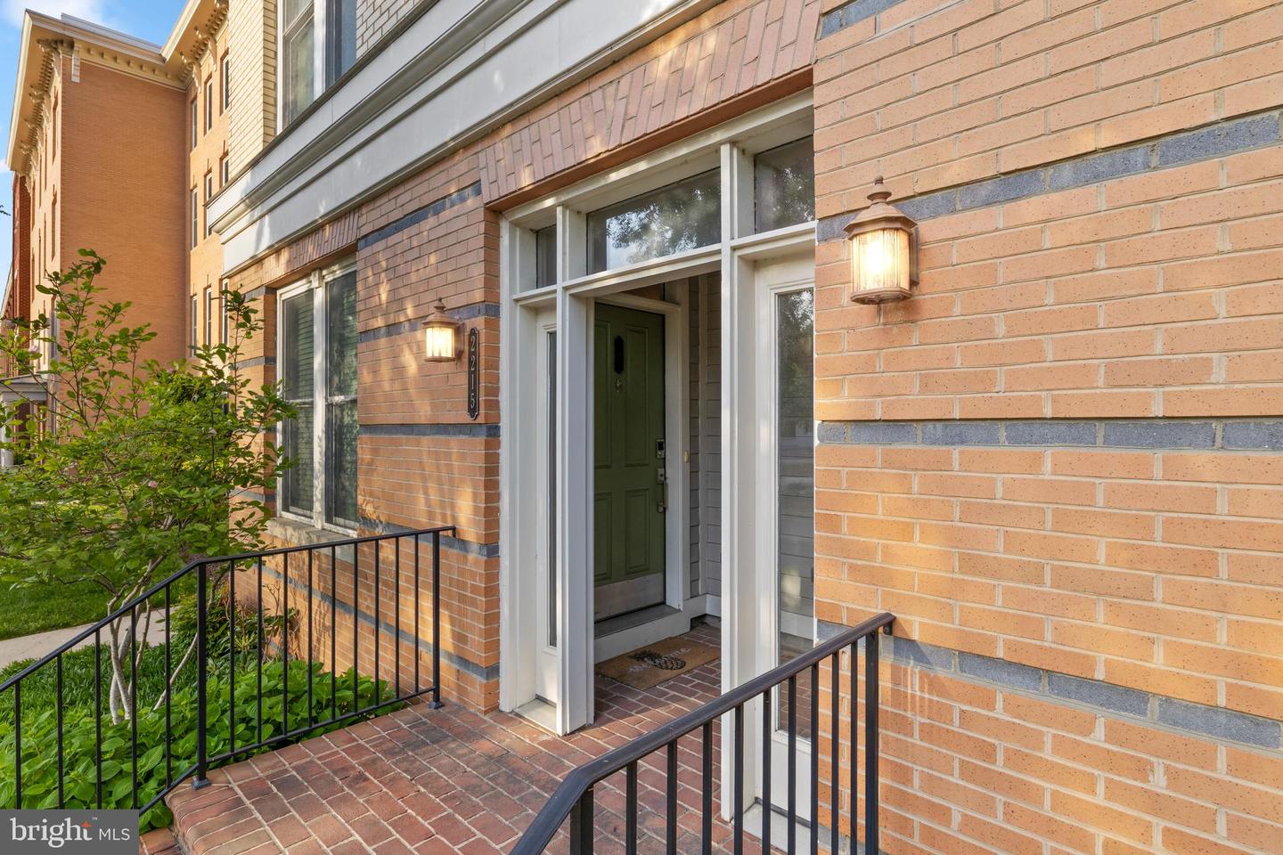 2215 RICHMOND HWY #101, ALEXANDRIA, Virginia 22301, 3 Bedrooms Bedrooms, ,2 BathroomsBathrooms,Residential,For sale,2215 RICHMOND HWY #101,VAAX2044120 MLS # VAAX2044120