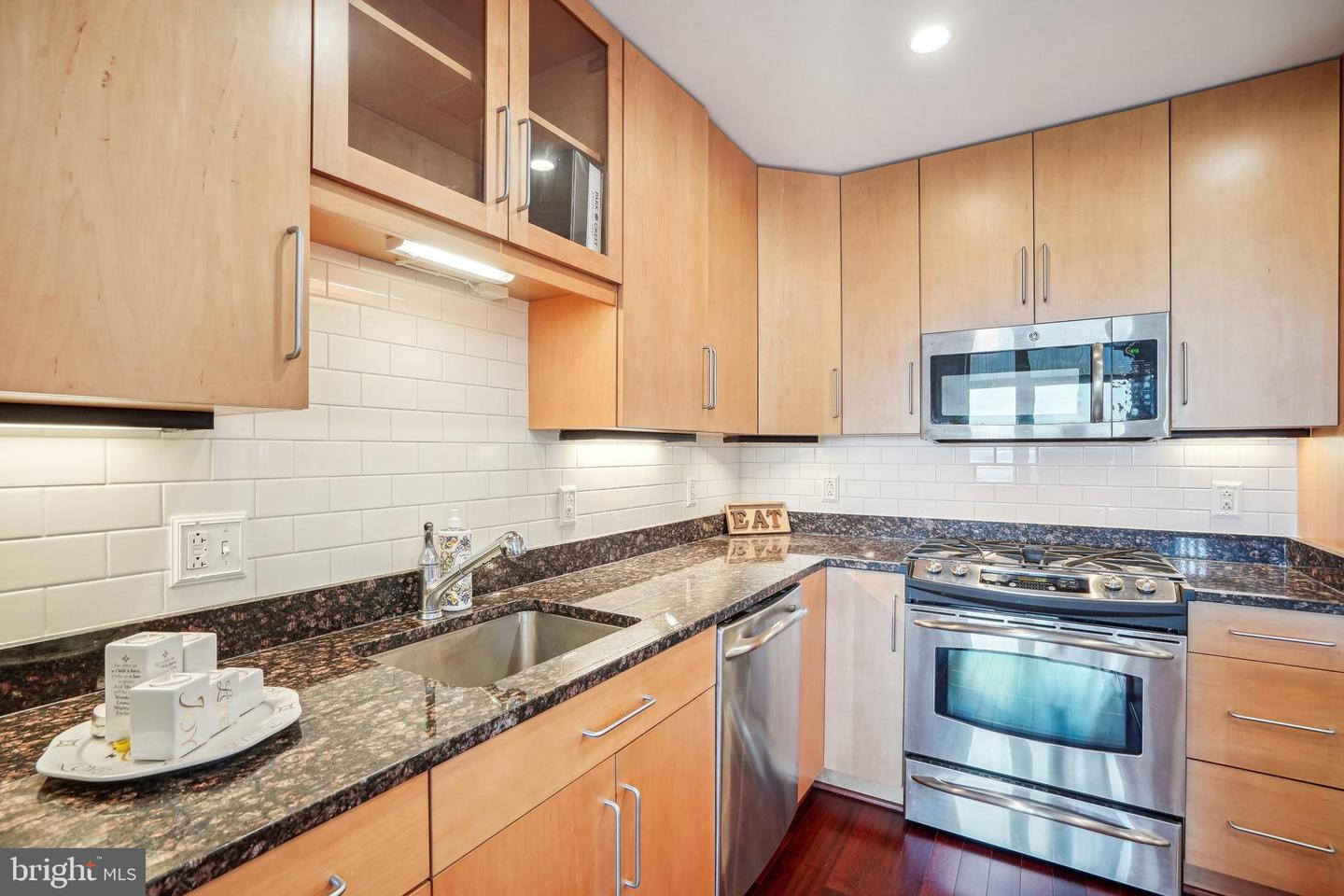 8220 CRESTWOOD HEIGHTS DR #1403, MCLEAN, Virginia 22102, 1 Bedroom Bedrooms, 4 Rooms Rooms,2 BathroomsBathrooms,Residential,For sale,8220 CRESTWOOD HEIGHTS DR #1403,VAFX2235494 MLS # VAFX2235494