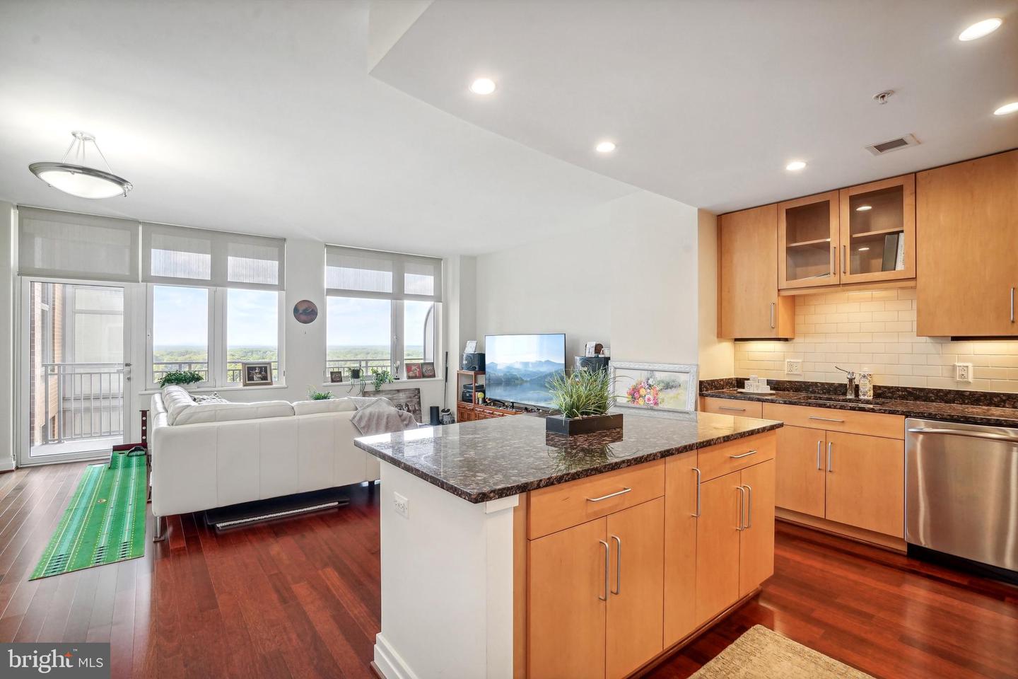 8220 CRESTWOOD HEIGHTS DR #1403, MCLEAN, Virginia 22102, 1 Bedroom Bedrooms, 4 Rooms Rooms,2 BathroomsBathrooms,Residential,For sale,8220 CRESTWOOD HEIGHTS DR #1403,VAFX2235494 MLS # VAFX2235494