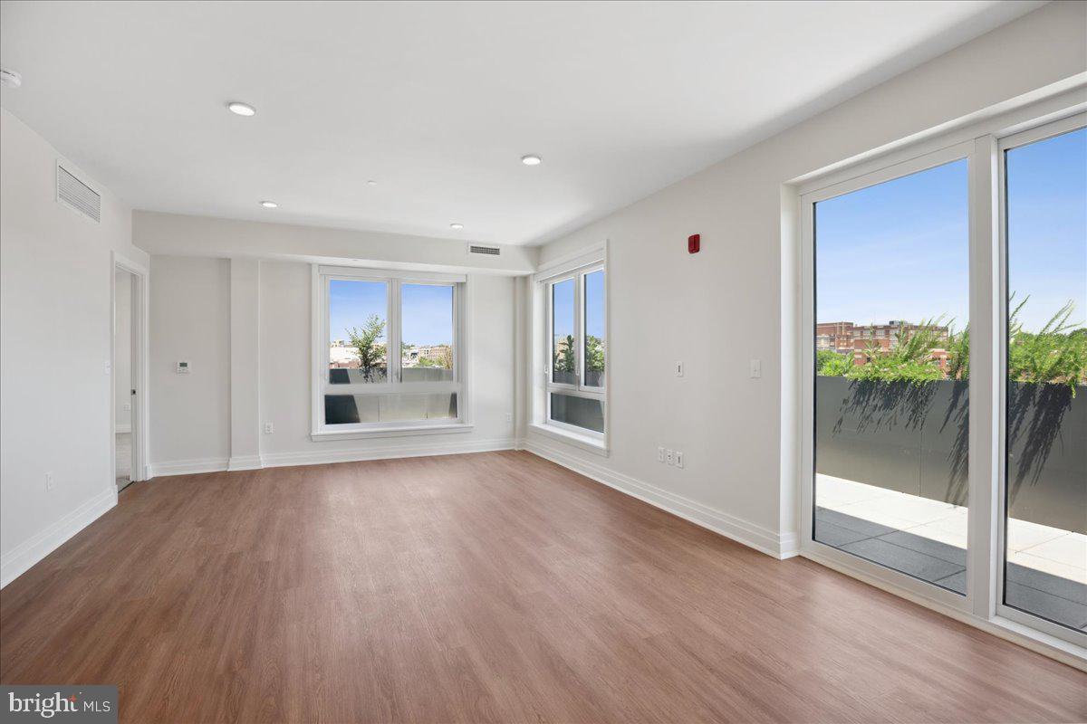 923 V ST NW #602, WASHINGTON, District Of Columbia 20001, 2 Bedrooms Bedrooms, 4 Rooms Rooms,2 BathroomsBathrooms,Residential,For sale,923 V ST NW #602,DCDC2198596 MLS # DCDC2198596