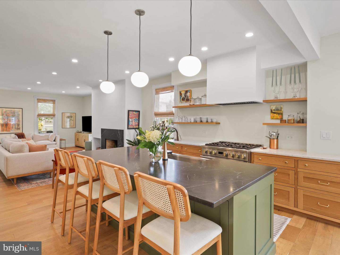 19 E DEL RAY AVE E, ALEXANDRIA, Virginia 22301, 3 Bedrooms Bedrooms, ,2 BathroomsBathrooms,Residential,For sale,19 E DEL RAY AVE E,VAAX2045470 MLS # VAAX2045470